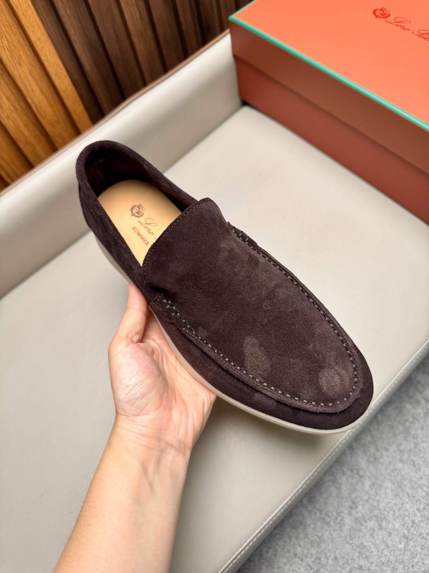 Лоферы унисекс в стиле Loro Piana из натуральной замши тёмно-коричневого цвета