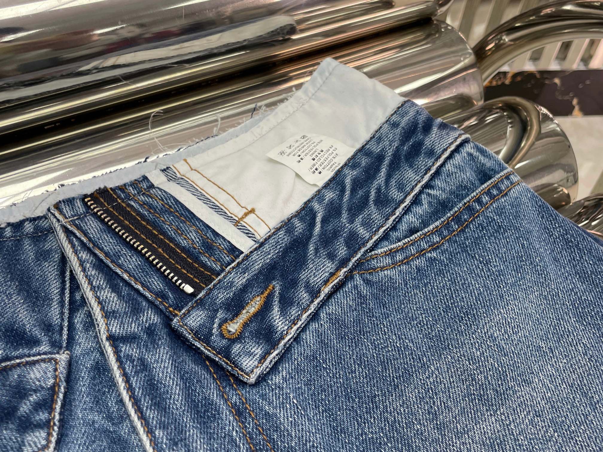 Джинсы женские в стиле Maison Margiela  из денима синего цвета с асимметричным поясом