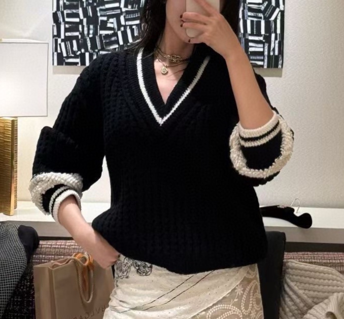 Свитер женский в стиле Chanel с V-образным вырезом синего цвета