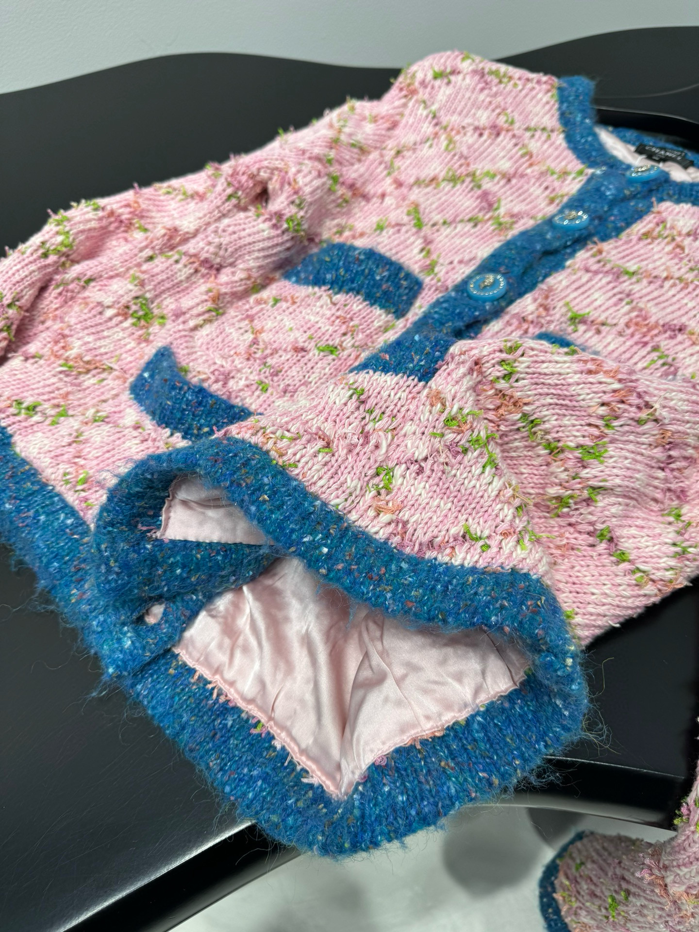 Кардиган женский в стиле Chanel из шерстяного твида розового цвета с контрастной отделкой