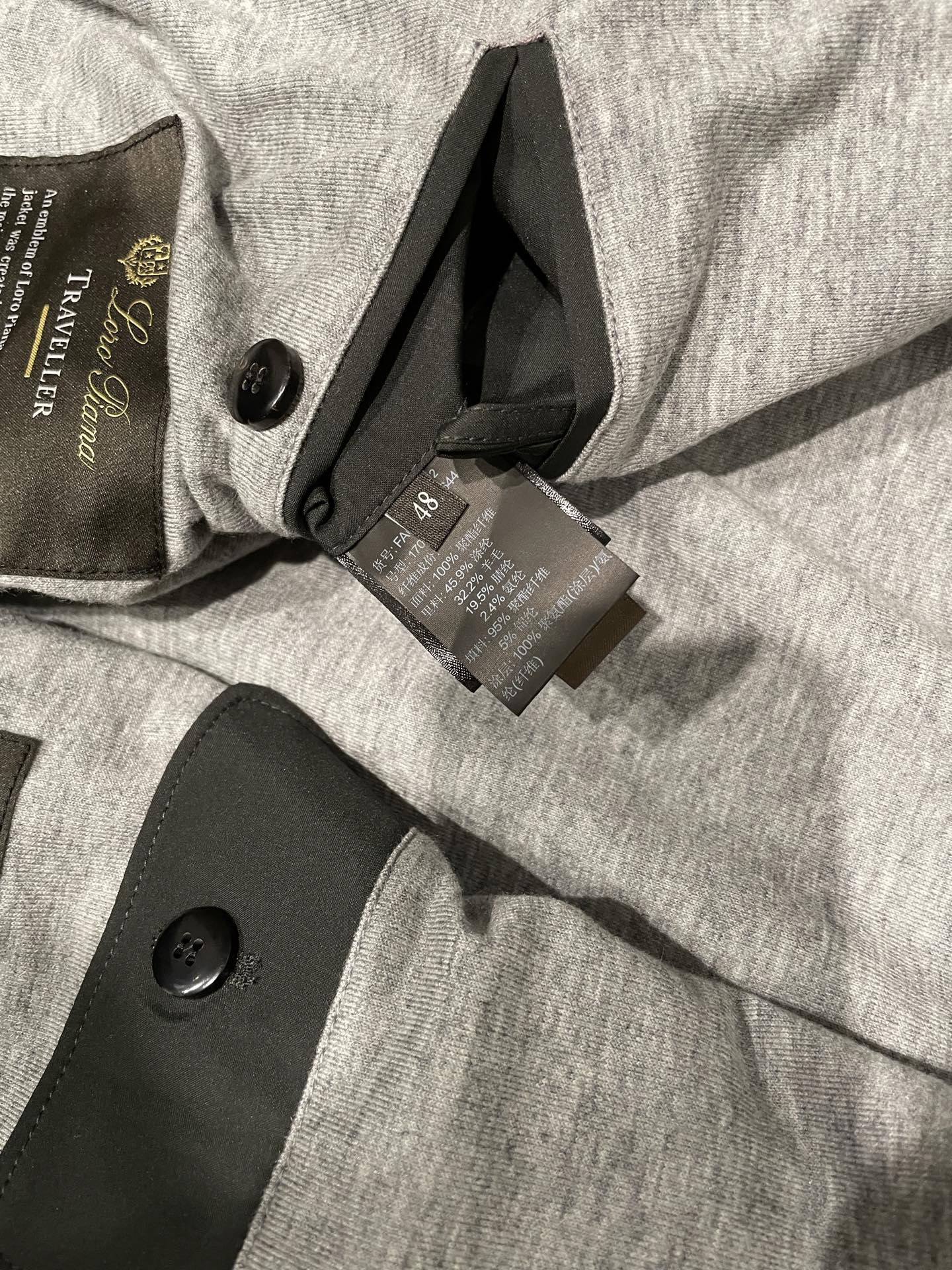 Куртка мужская в стиле Loro Piana Traveller Windmate® из технологичной ткани серого цвета с капюшоном