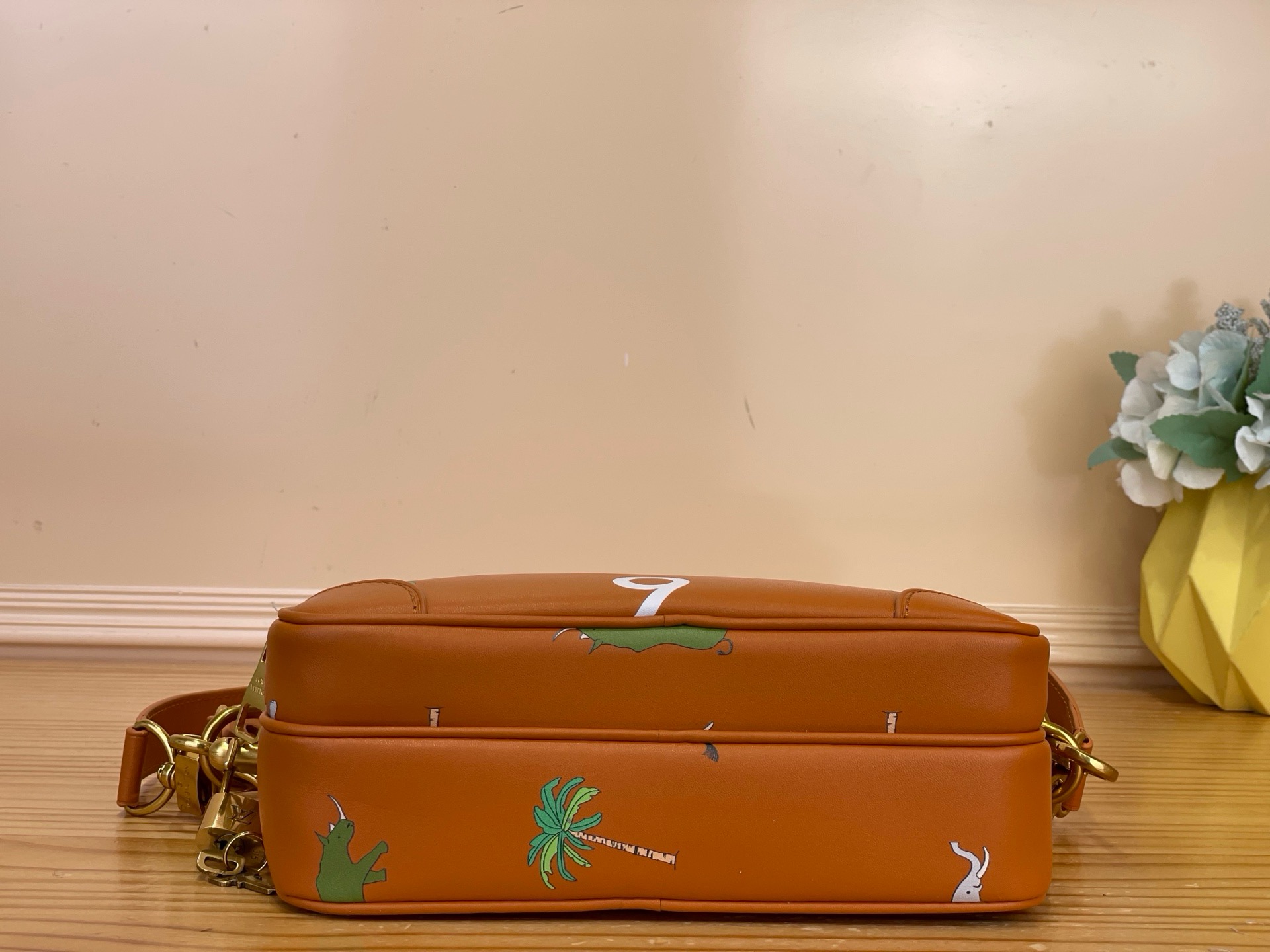 Сумка Louis Vuitton Nil GM x The Darjeeling Limited  коричневого цвета с принтом