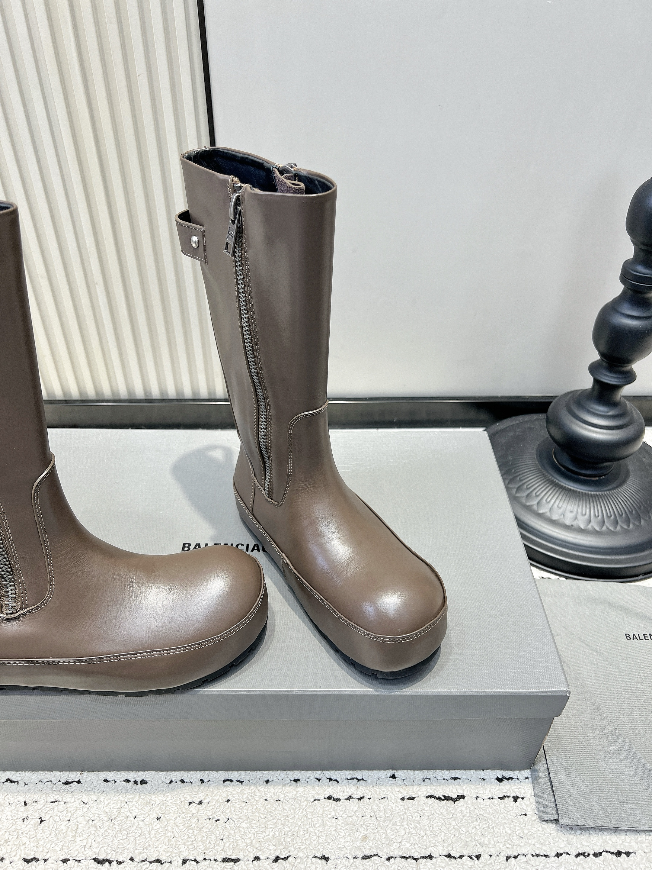 Сапоги женские Balenciaga серо-коричневого цвета