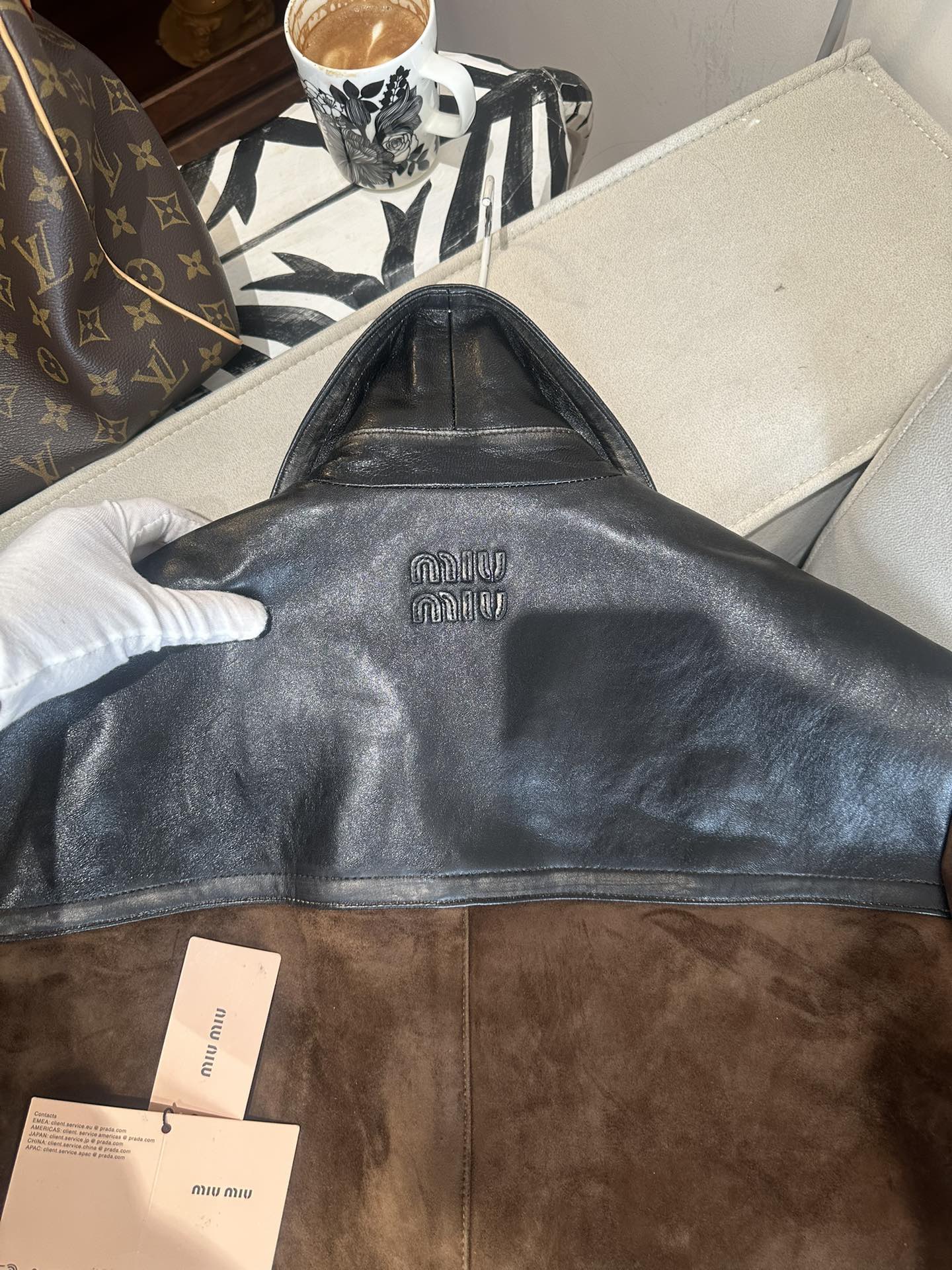 Куртка женская в стиле Miu Miu из натуральной замши и кожи коричневого цвета с контрастной кожаной отделкой