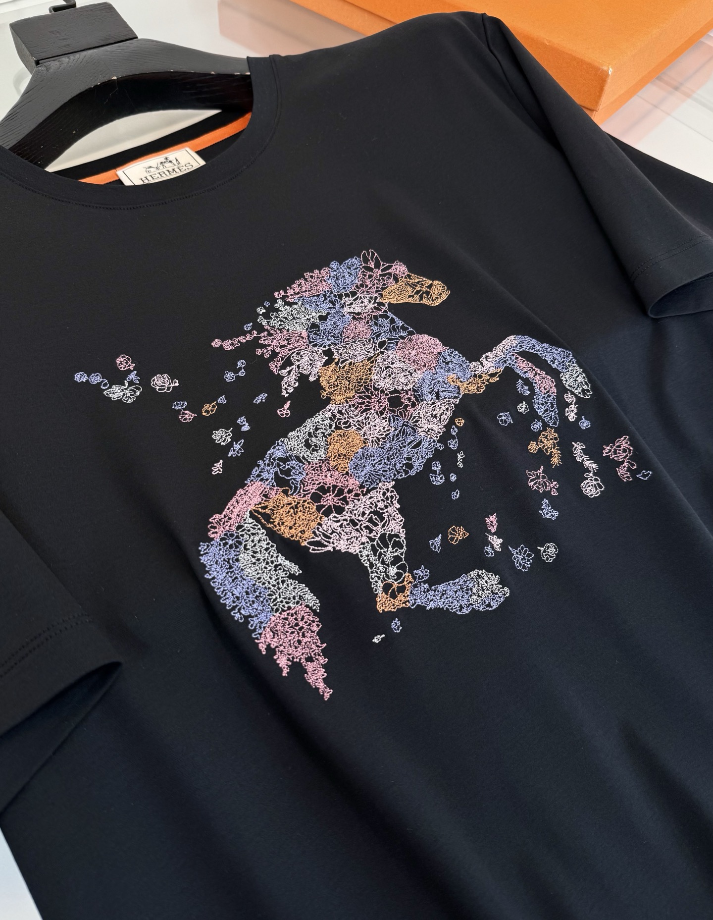Футболка мужская в стиле Hermes чёрного цвета с вышивкой
