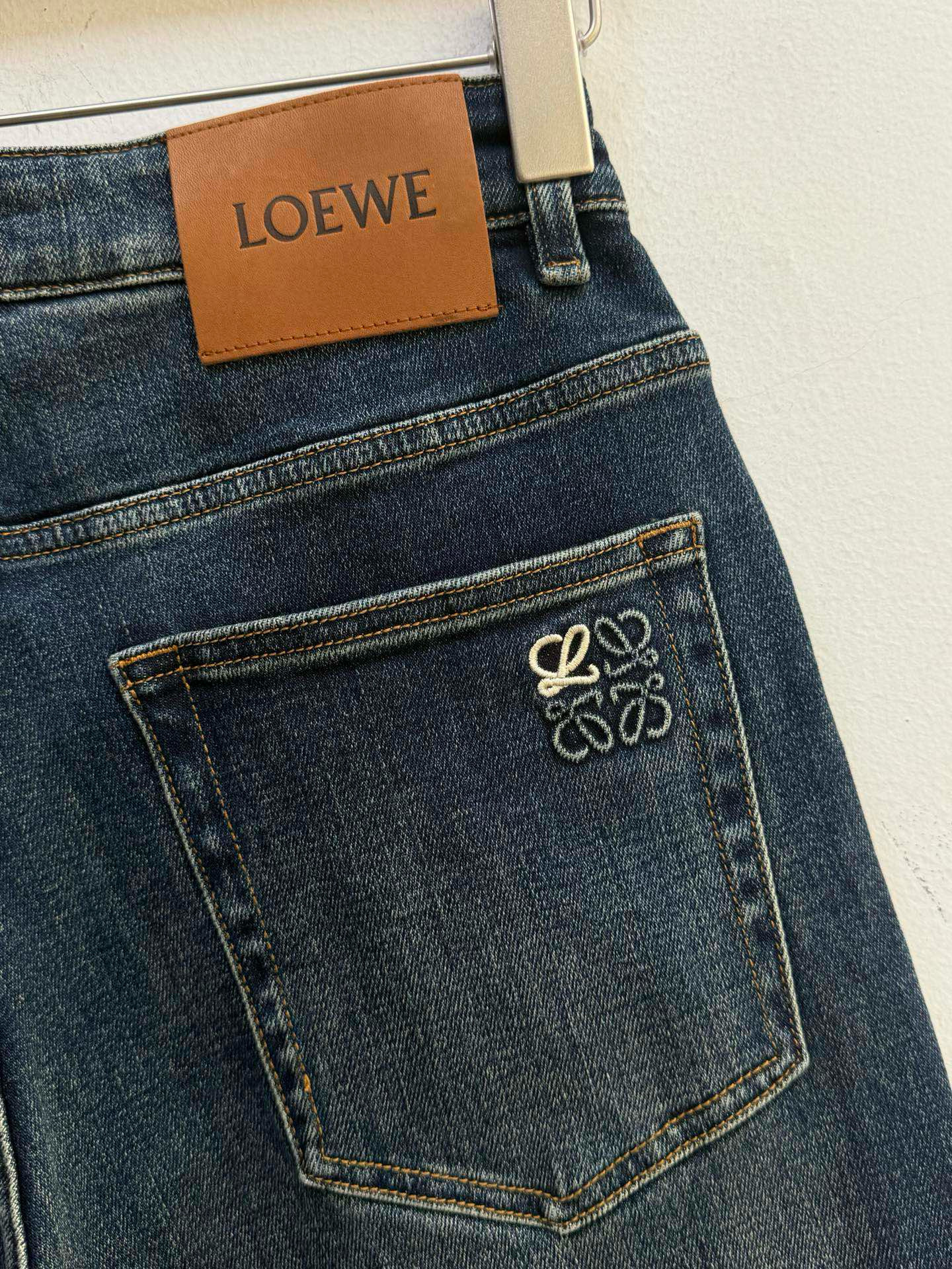 Джинсы мужские в стиле Loewe Loe из плотного хлопкового денима синего цвета