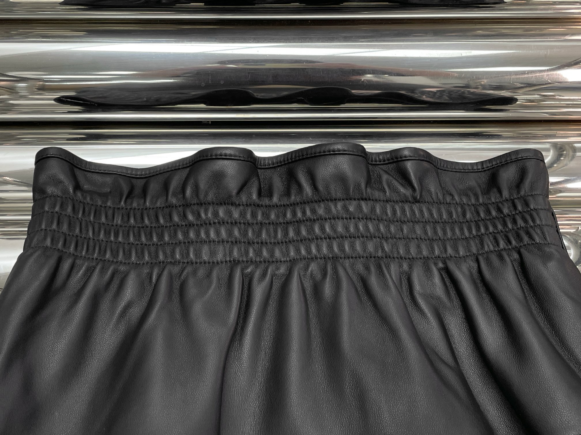 Юбка женская Saint Laurent Paperbag Pencil Skirt кожи ягнёнка чёрного цвета с эластичным поясом