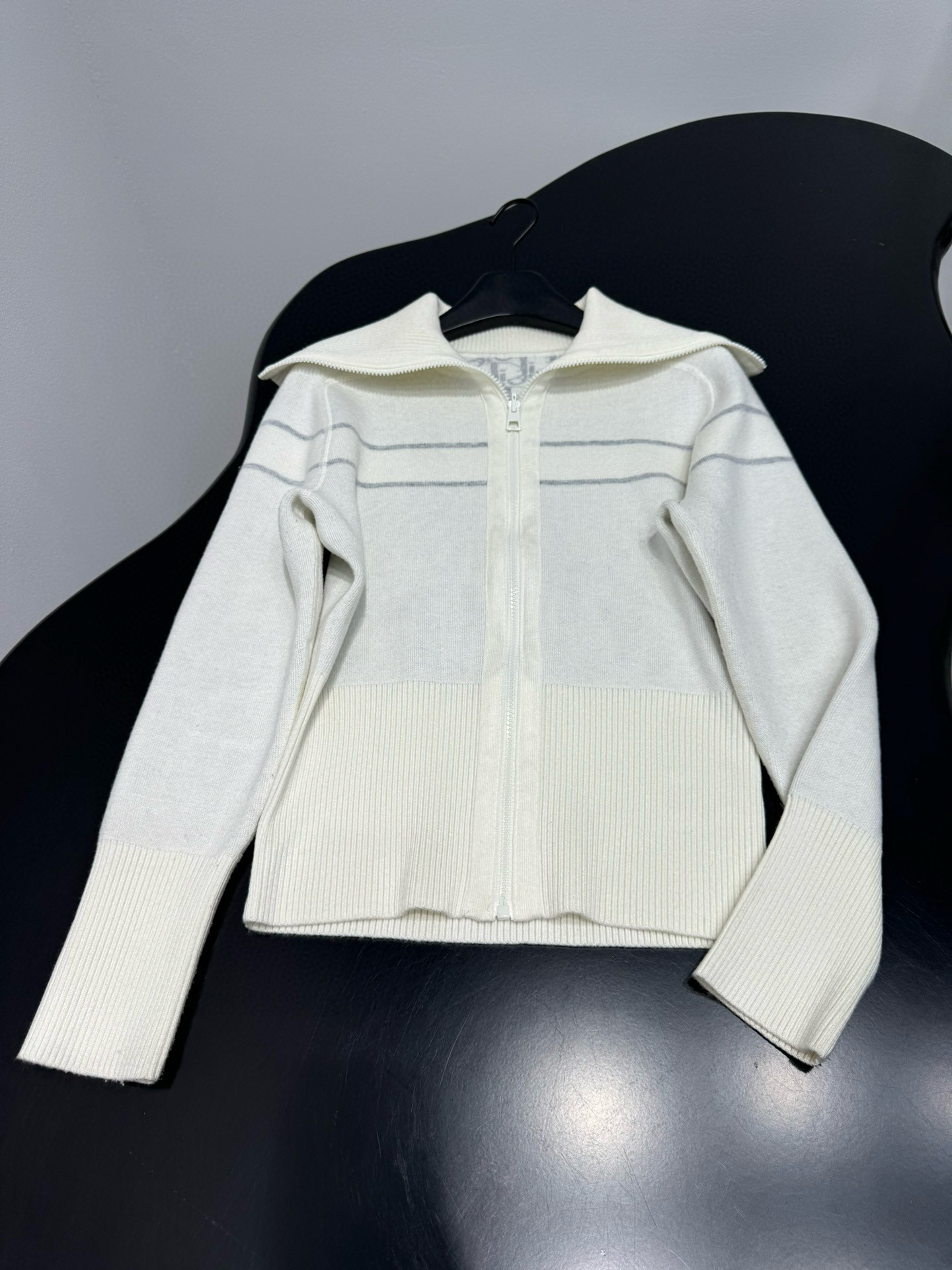 Кофта женская в стиле Dior из шерстяного трикотажа молочного цвета с жаккардовым узором