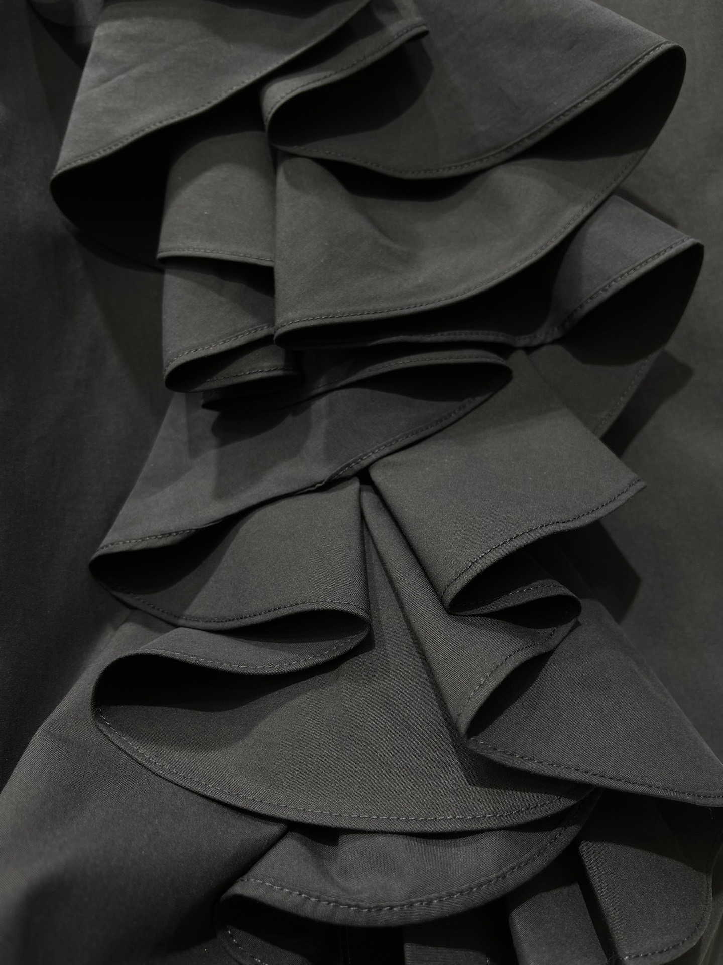 Блуза женская в стиле Balmain чёрного цвета с объёмными рюшами