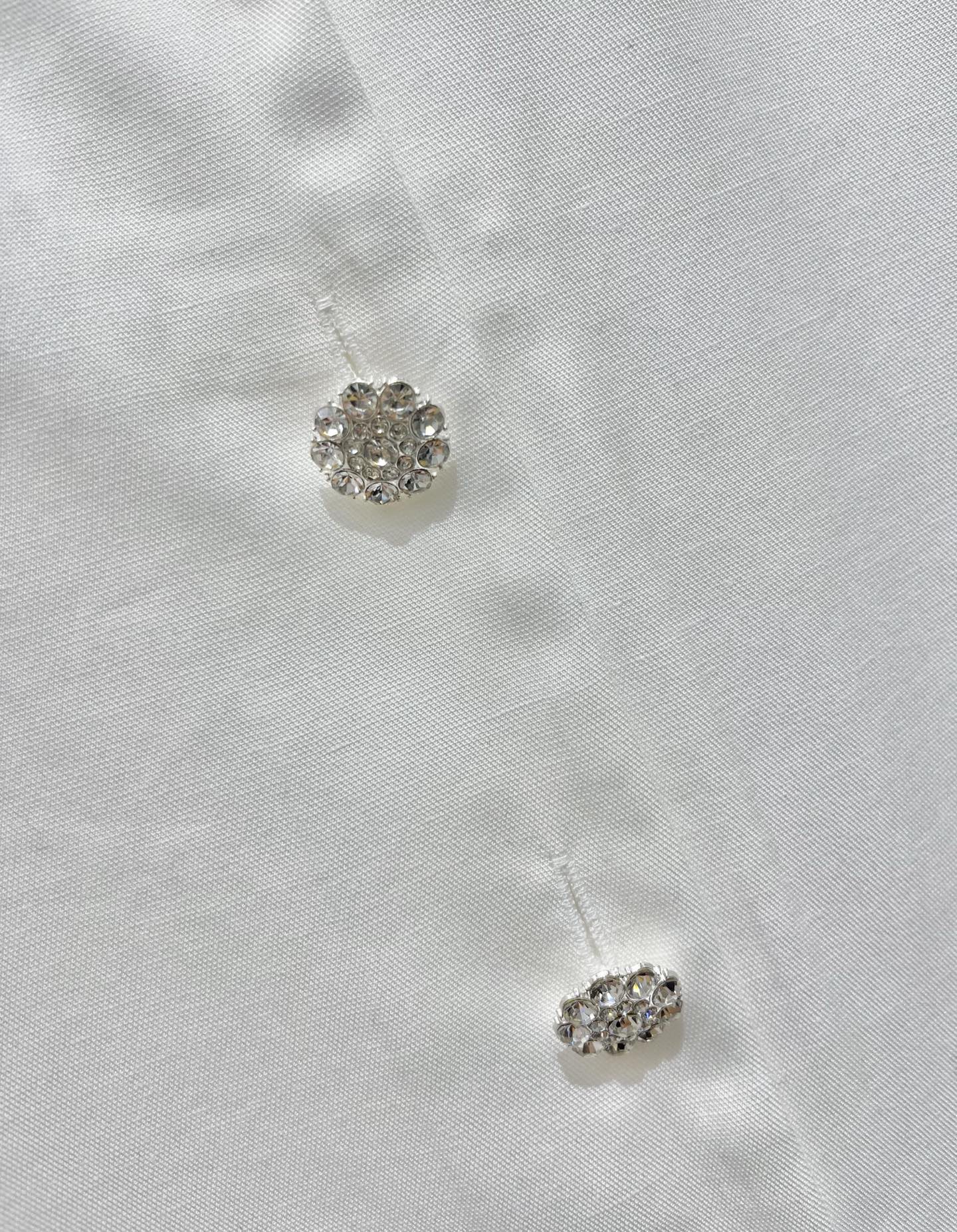 Блуза женская в стиле Chanel молочного цвета с V-образным вырезом