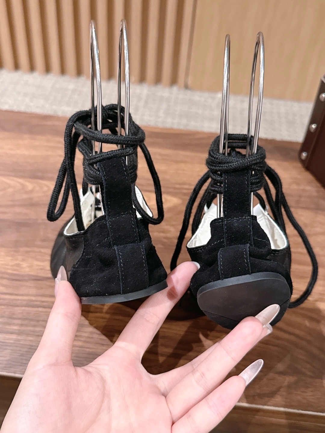Балетки женские в стиле Alaïa Fold из натуральной замши со шнуровкой черно-молочного цвета