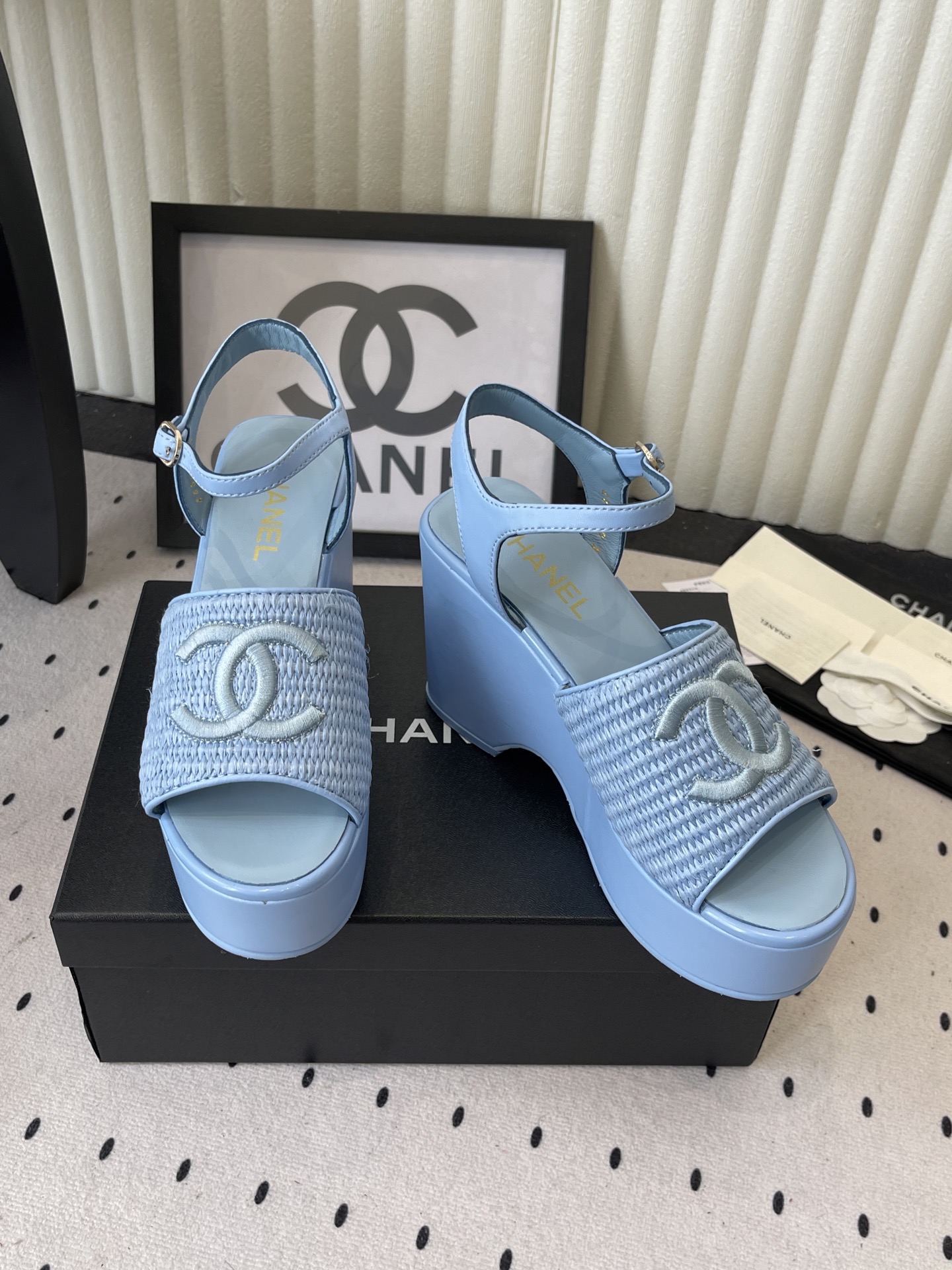 Босоножки женские в стиле Chanel с плетением голубого цвета на платформе