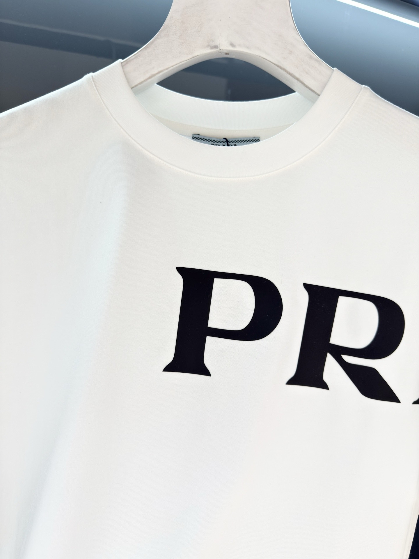 Футболка мужская в стиле Prada с логотипом хлопковая базовая белого и чёрного цвета