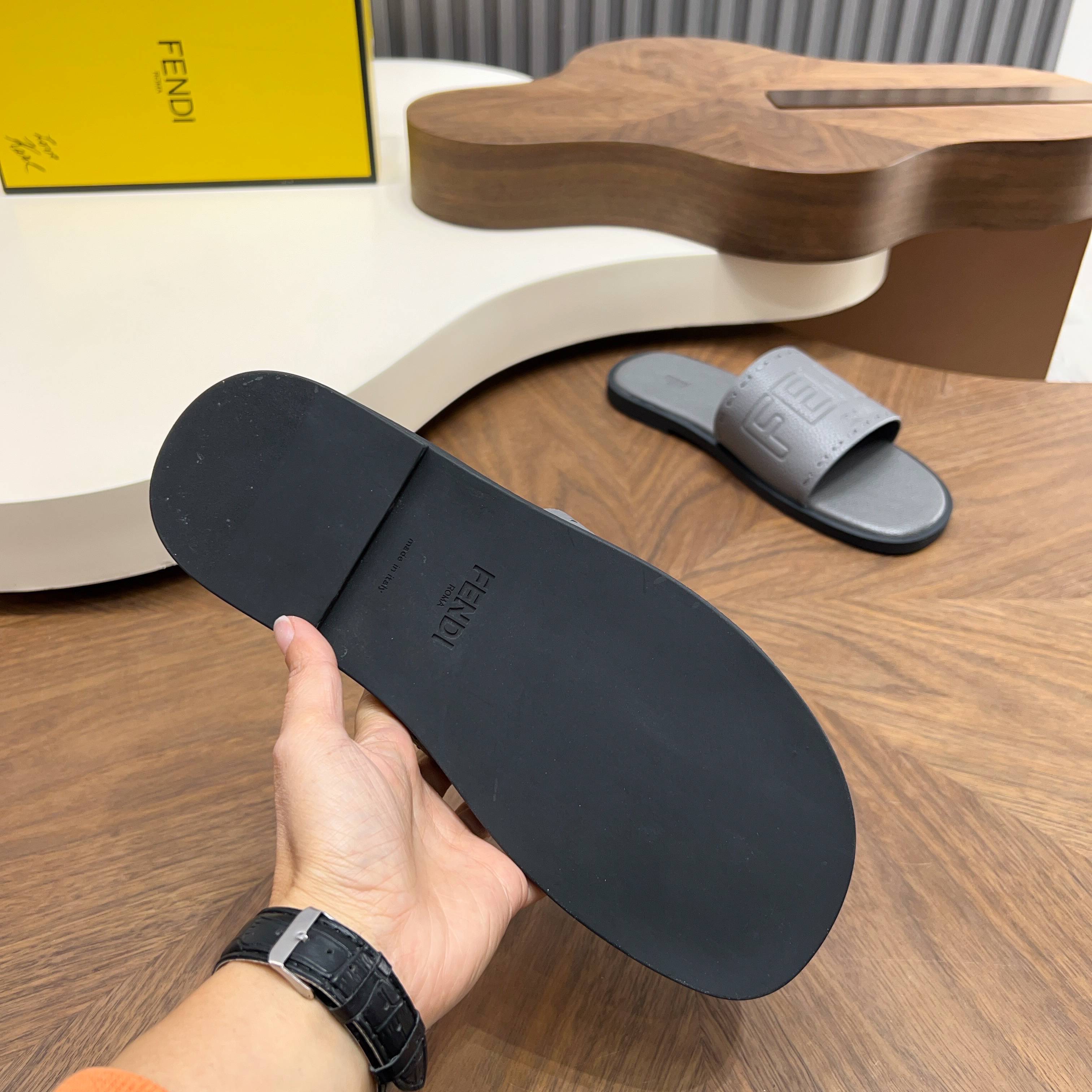 Сандалии мужские в стиле Fendi серого цвета