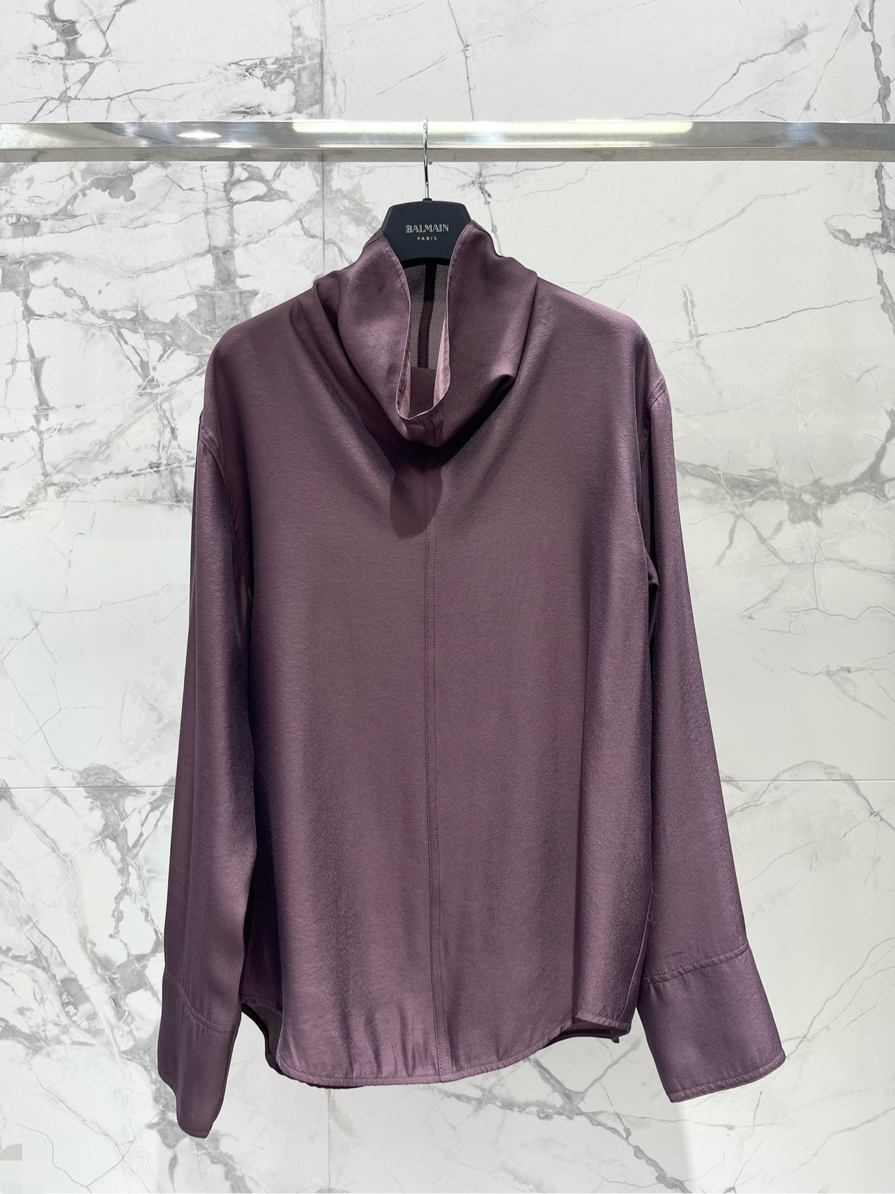 Блуза женская в стиле Balmain из гладкого текстиля сливового цвета с драпированным воротником