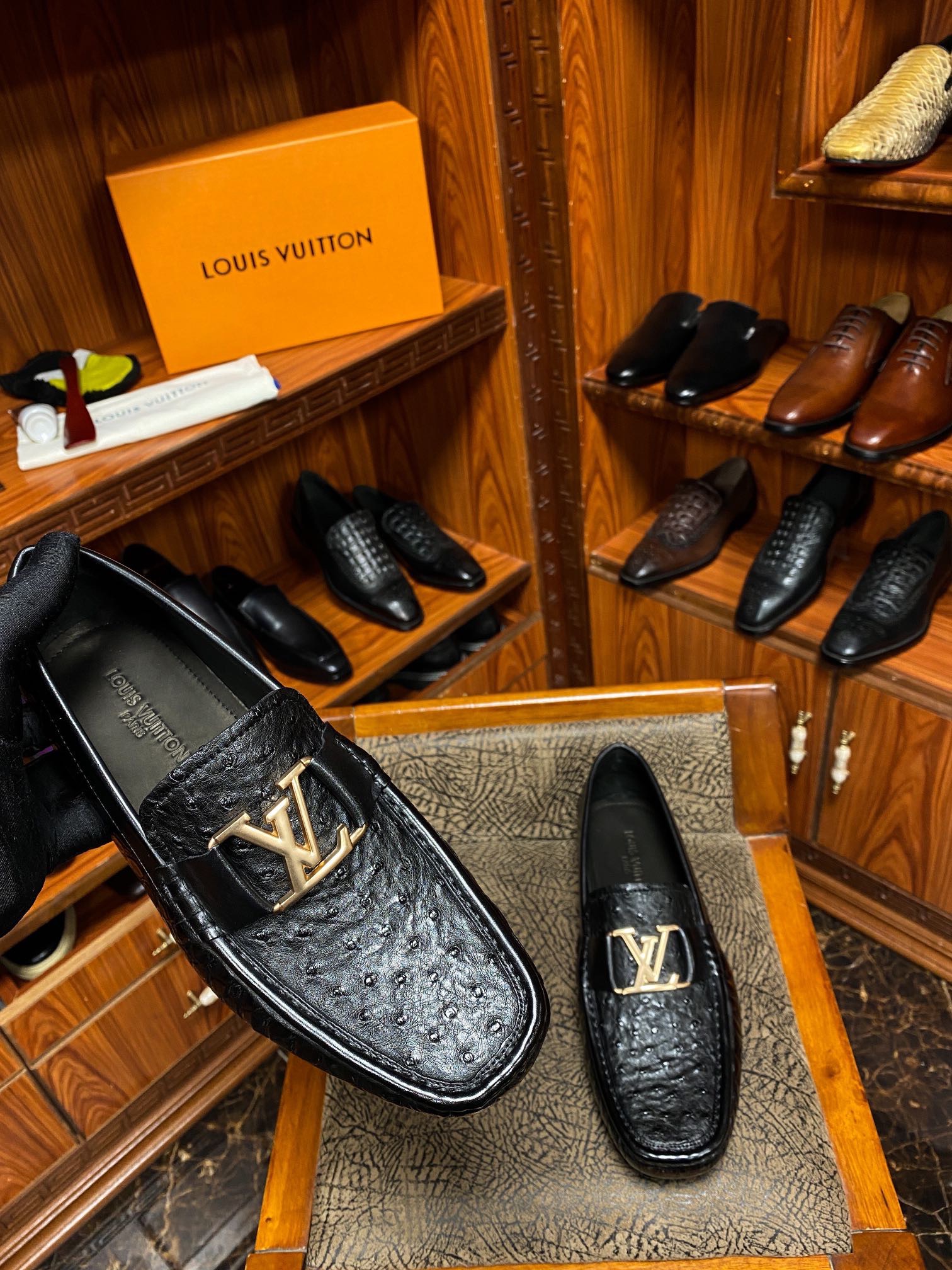 Лоферы мужские в стиле Louis Vuitton из натуральной кожи чёрного цвета