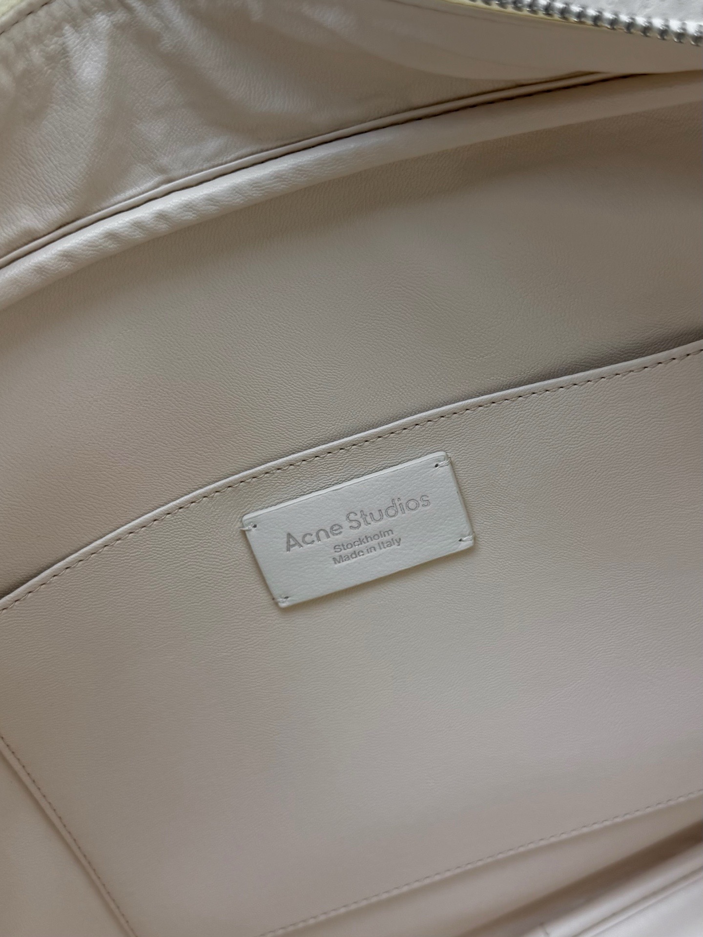 Сумка женская Acne Studios Camera Bag белого цвета
