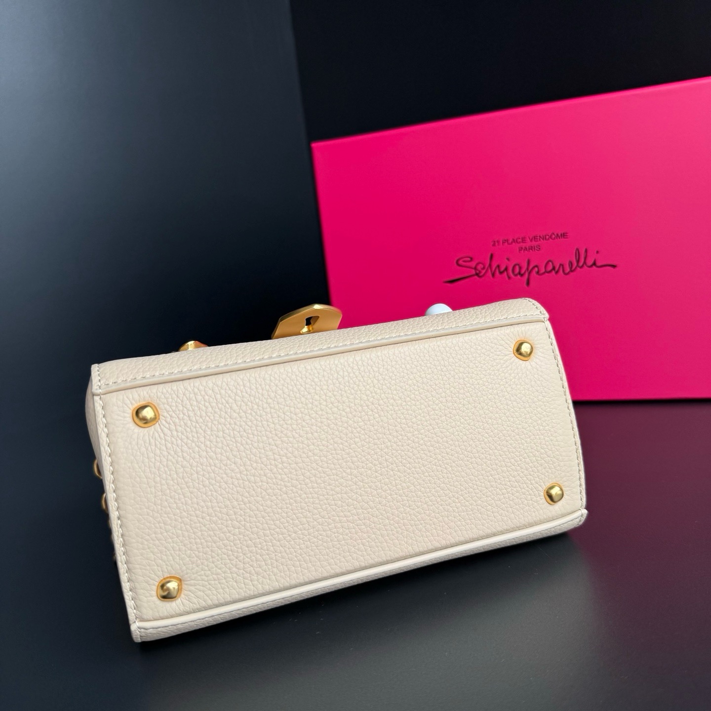 Сумка женская Schiaparelli  молочного цвета