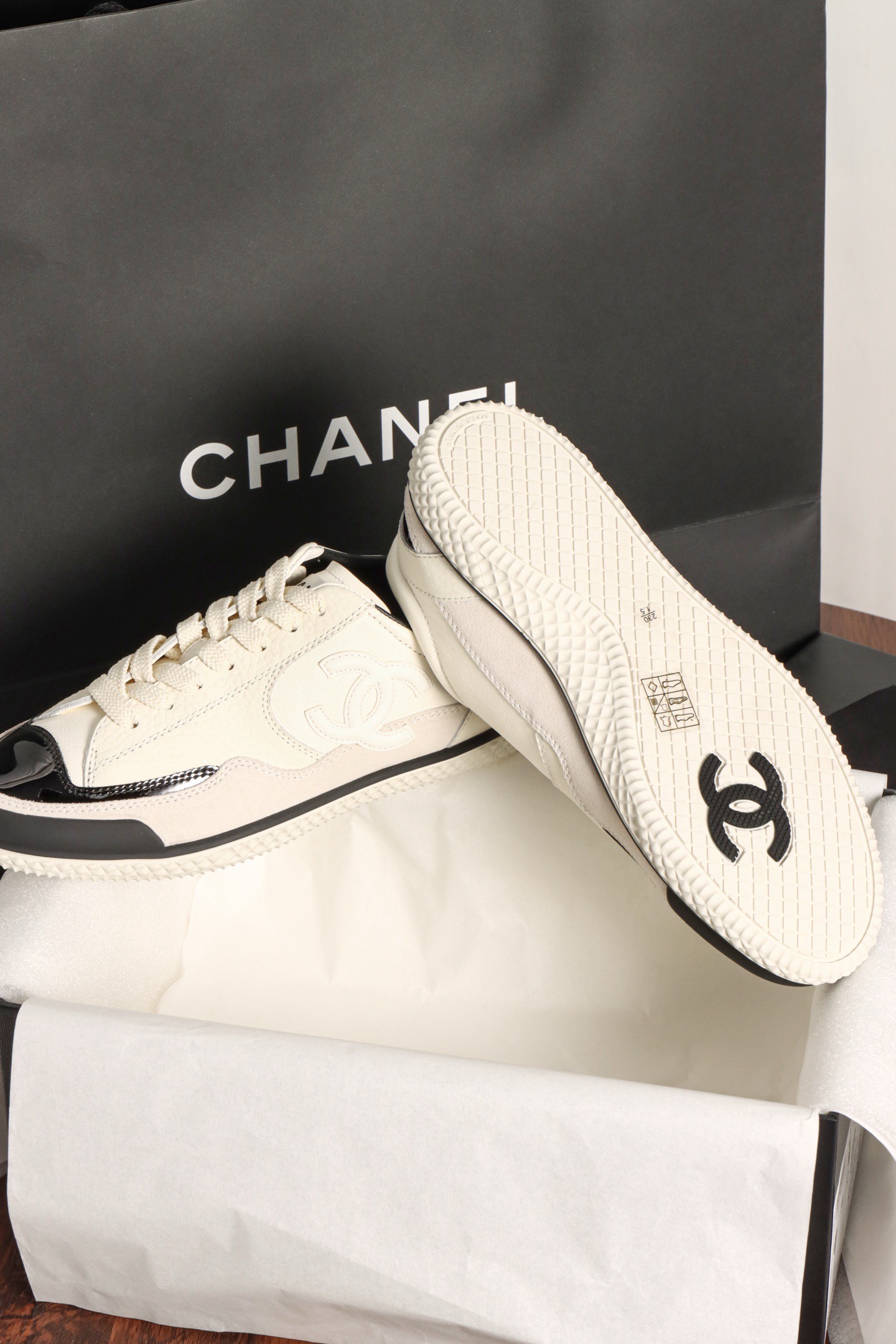 Кеды женские в стиле Chanel белого цвета с черными вставками