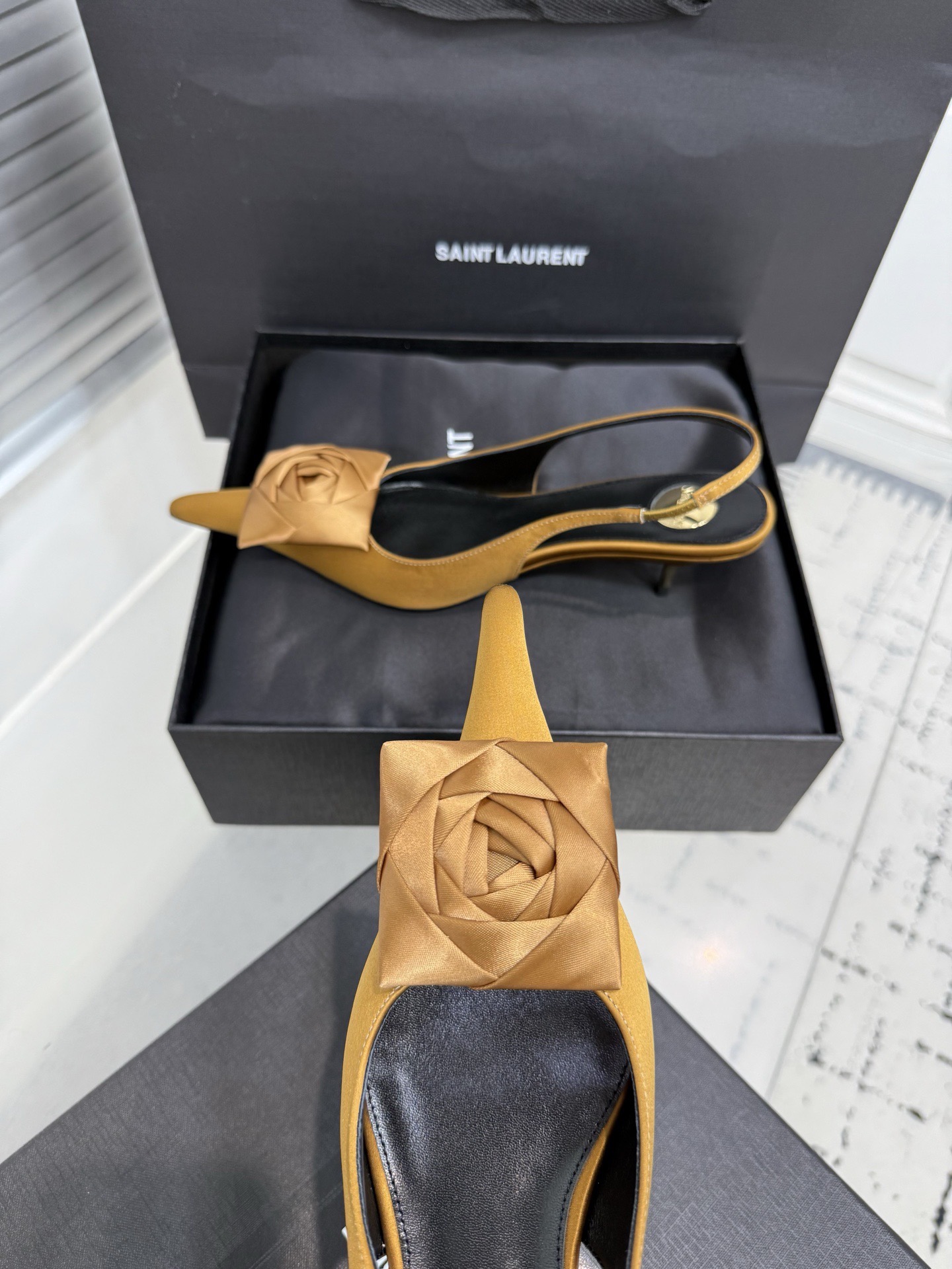 Туфли женские в стиле Saint Laurent жёлтого цвета