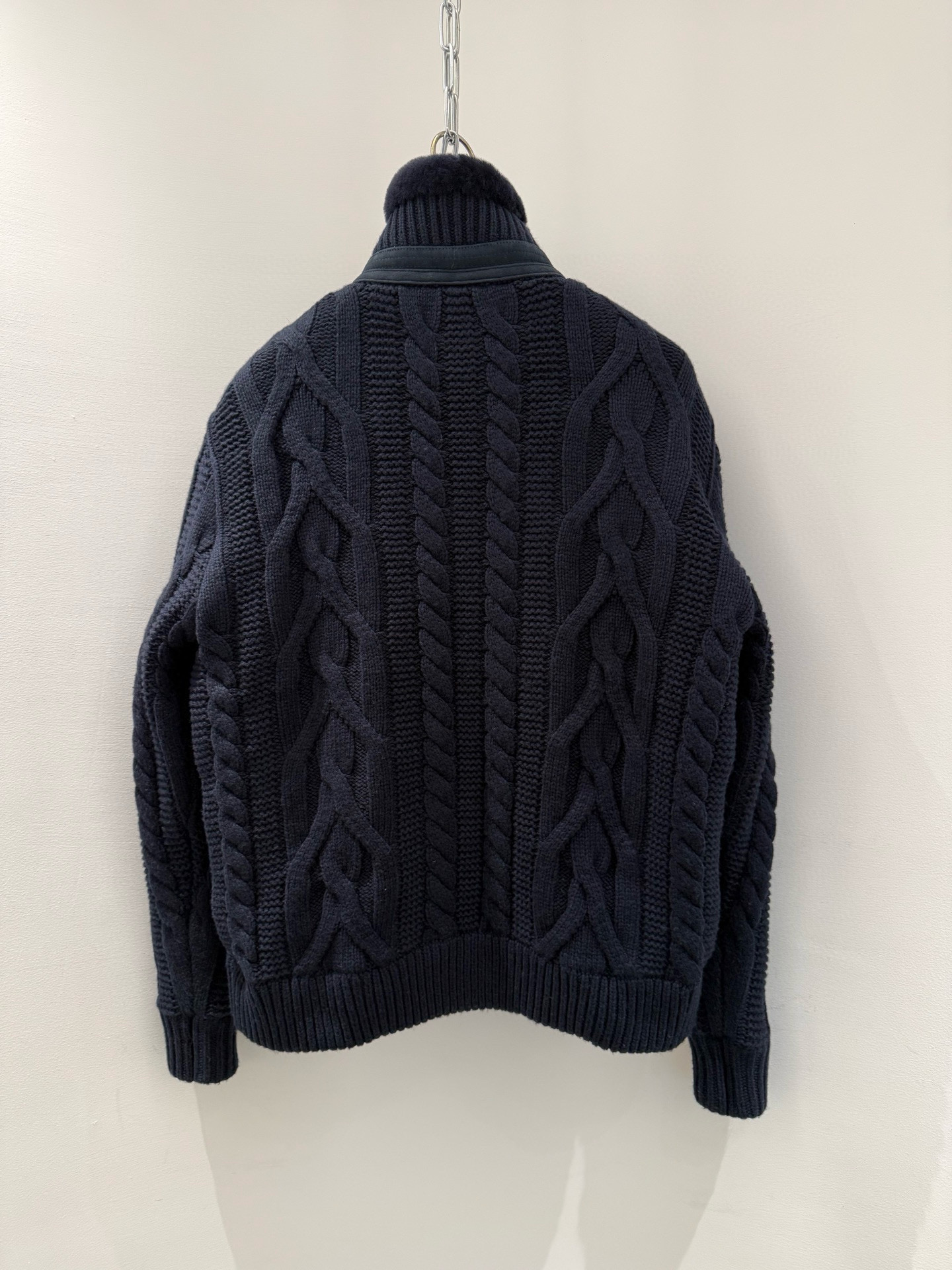 Куртка мужская в стиле Brunello Cucinelli из овчины с вязанными шерстяными рукавами тёмно-синего цвета