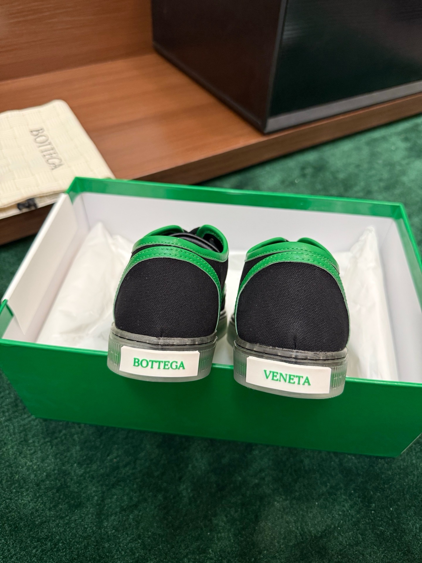 Кроссовки Bottega Veneta Serena чёрного цвета с зелёной отделкой