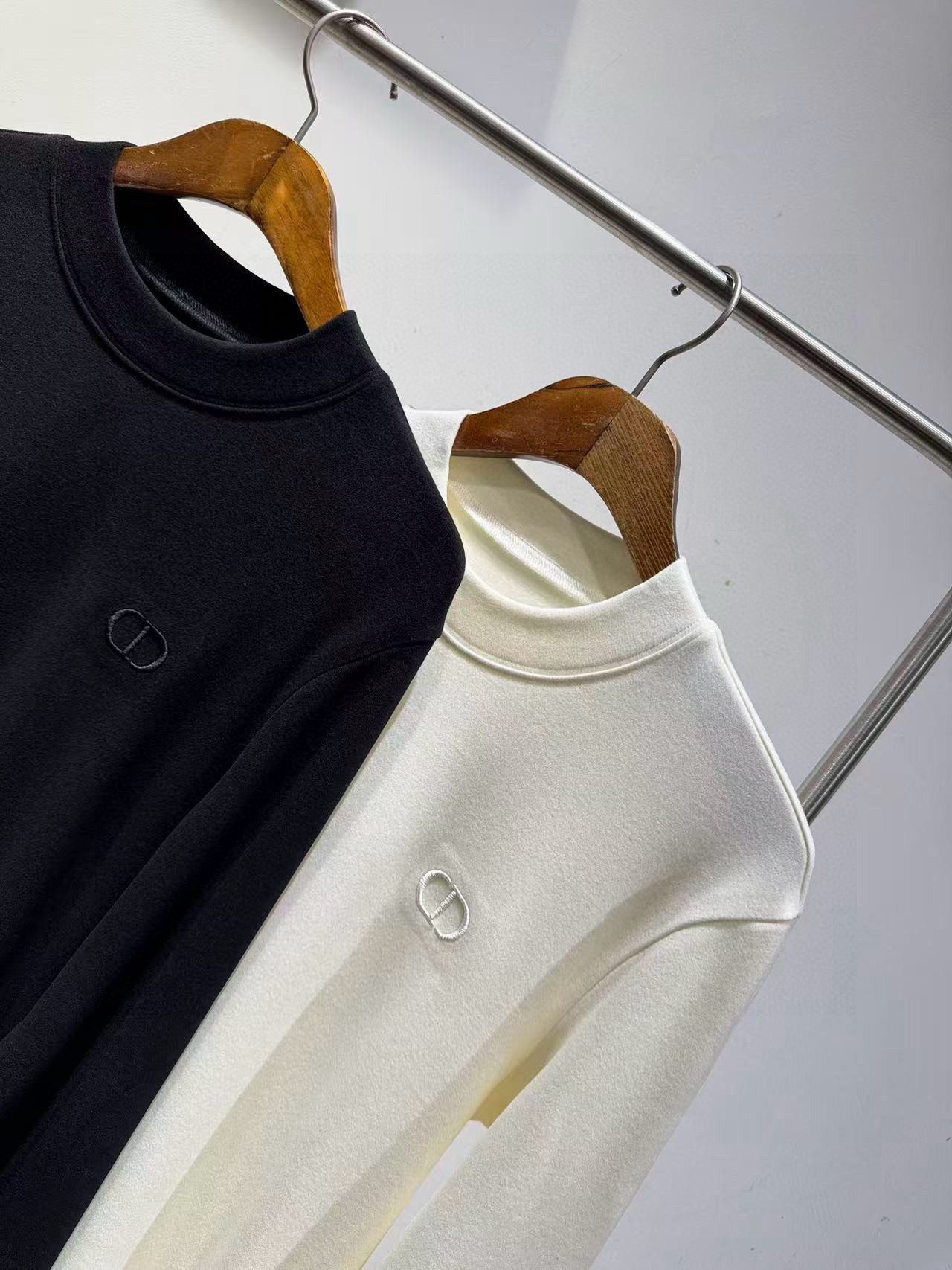 Лонгслив мужской в стиле Dior из смесового хлопка белого цвета с утепляющей основой