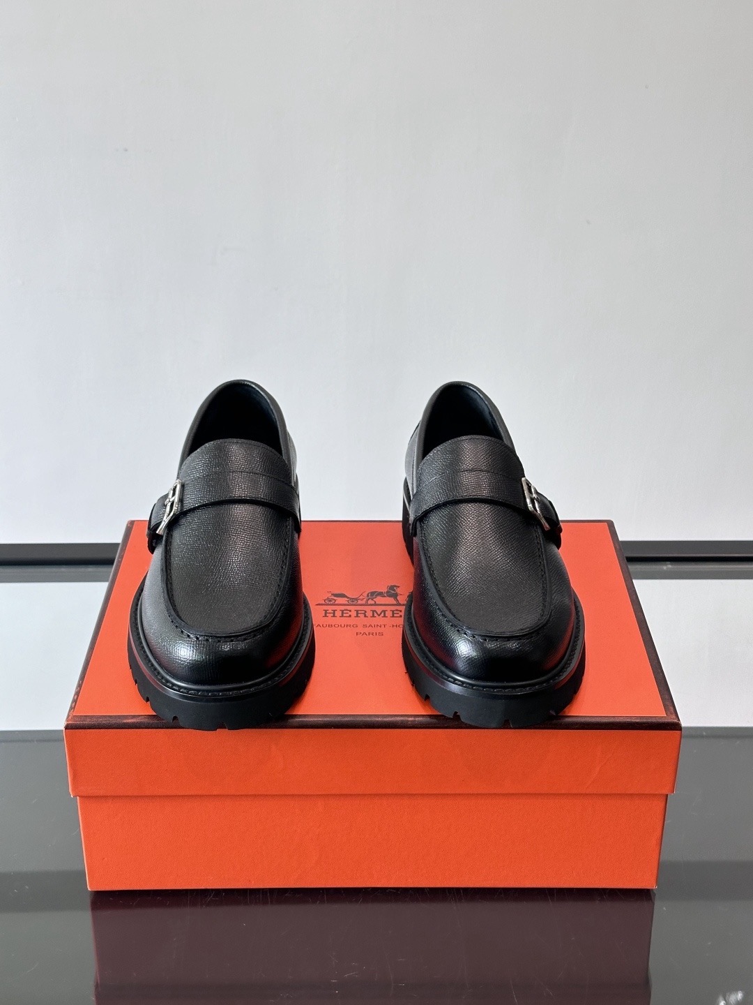 Лоферы мужские в стиле Hermes с пряжкой из натуральной кожи черного цвета