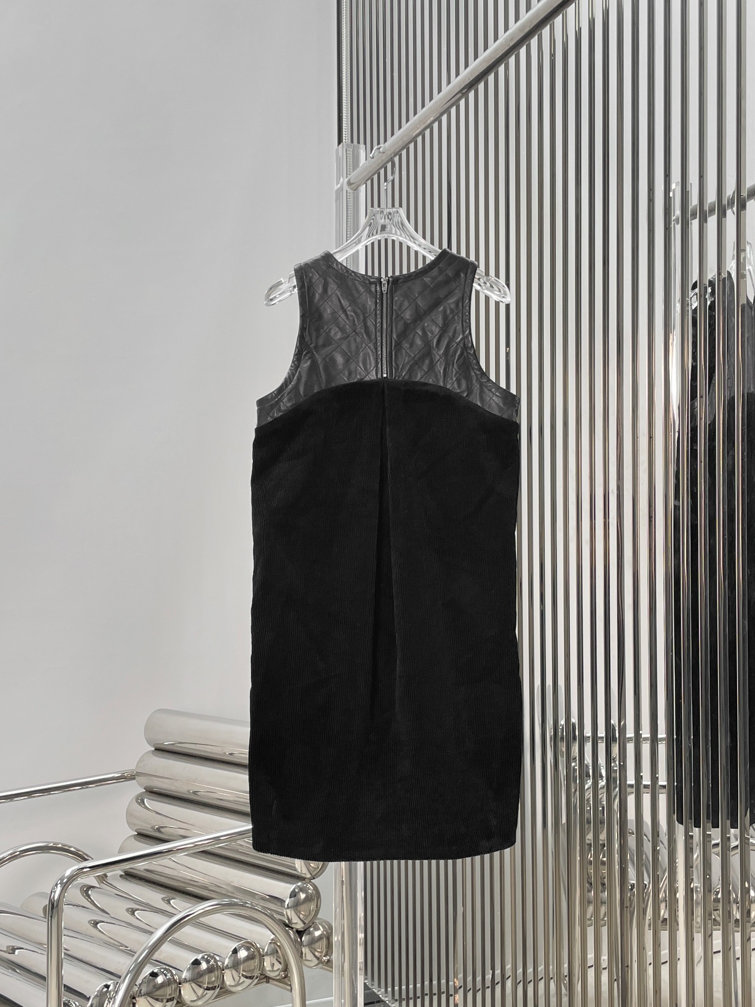 Платье женское в стиле R13 чёрного цвета с кожаной вставкой и прямым силуэтом без рукавов