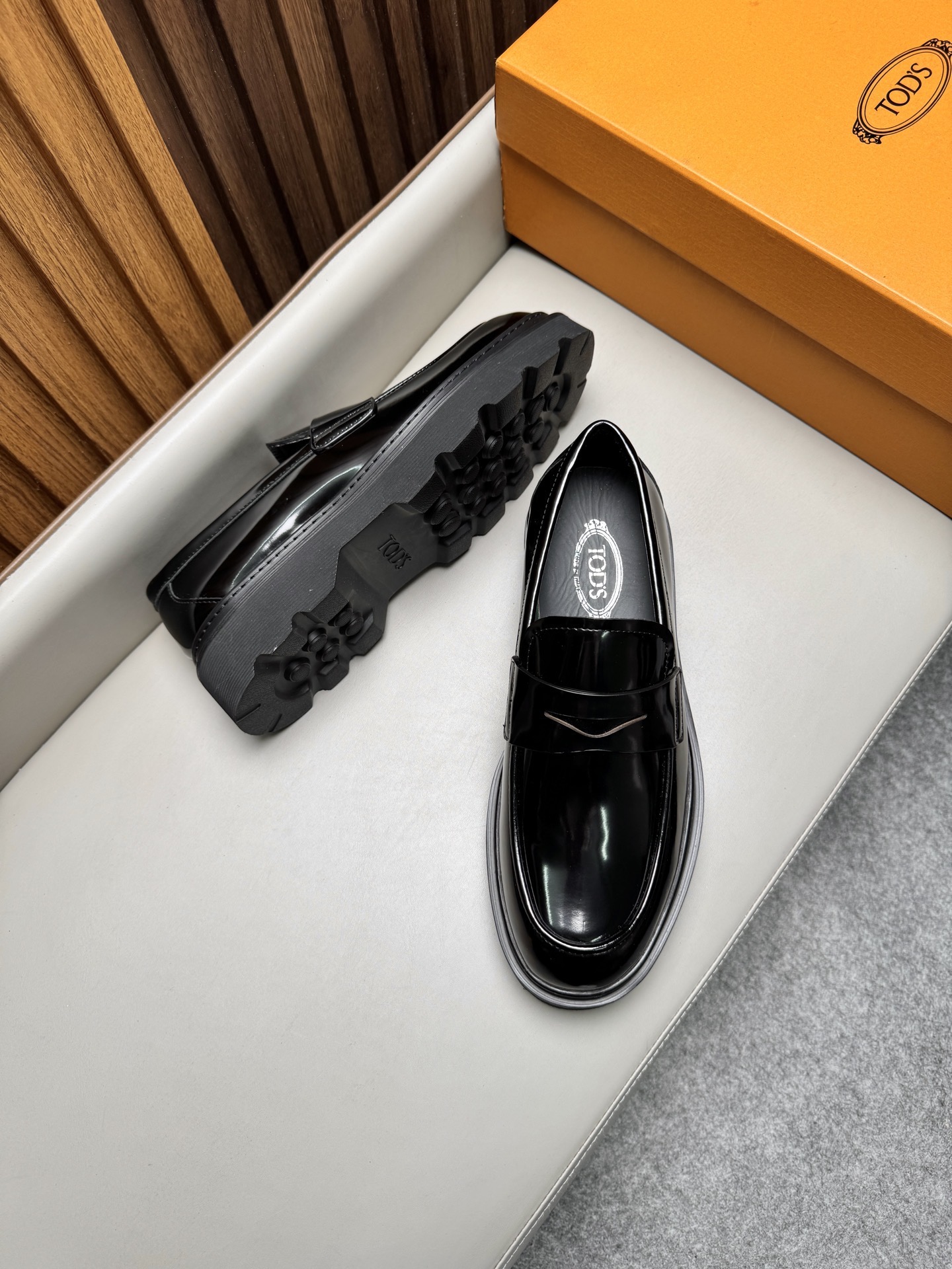 Лоферы мужские в стиле Tod’s черного цвета на массивной подошве