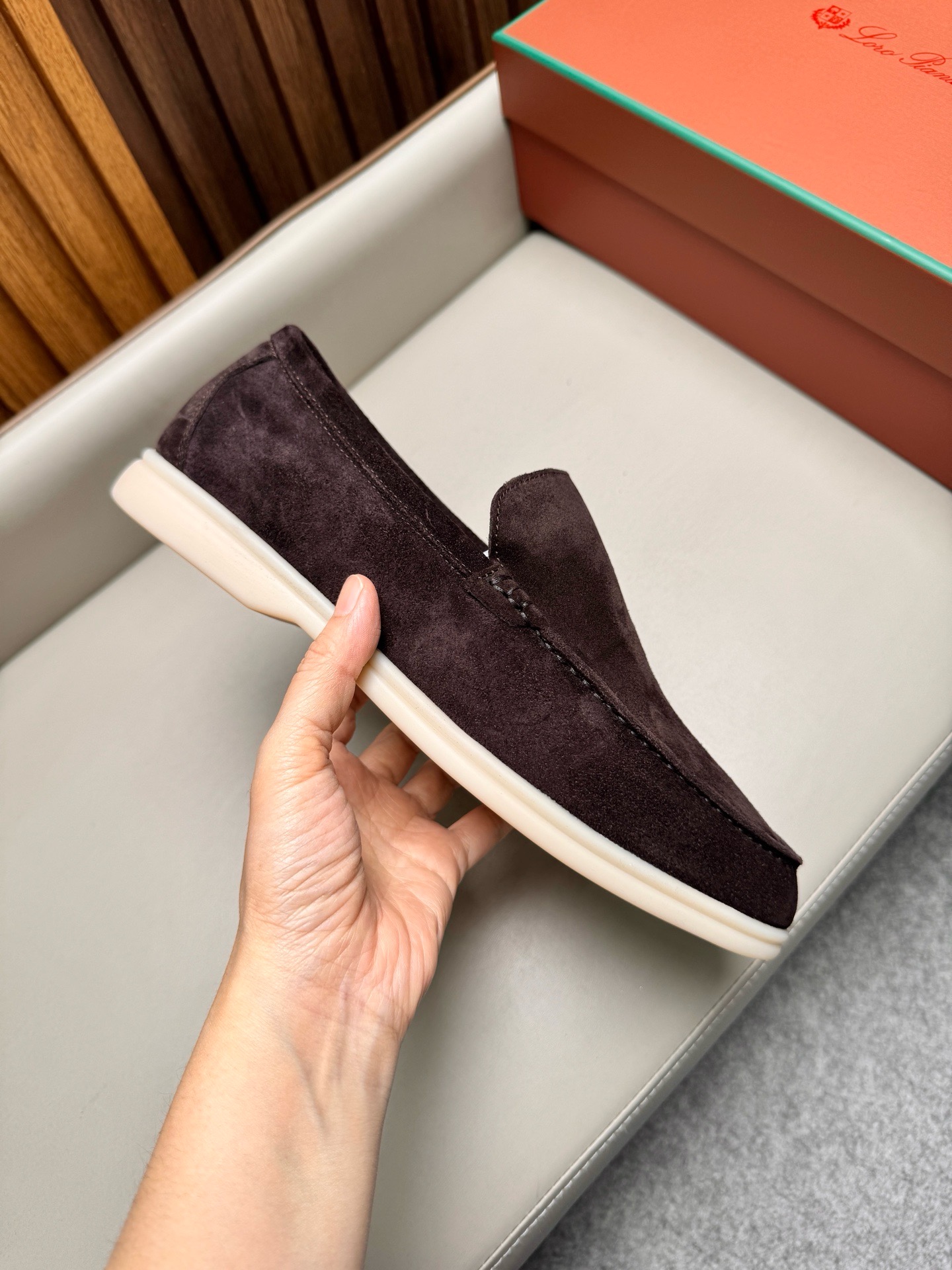Лоферы унисекс в стиле Loro Piana из натуральной замши тёмно-коричневого цвета