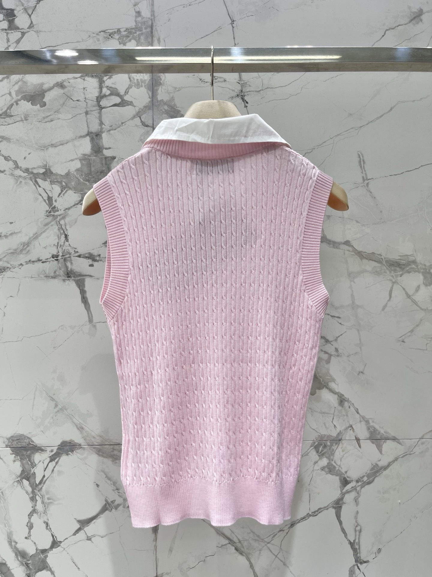 Топ женский в стиле Miu Miu вязаный с отложным воротником без рукавов розового цвета