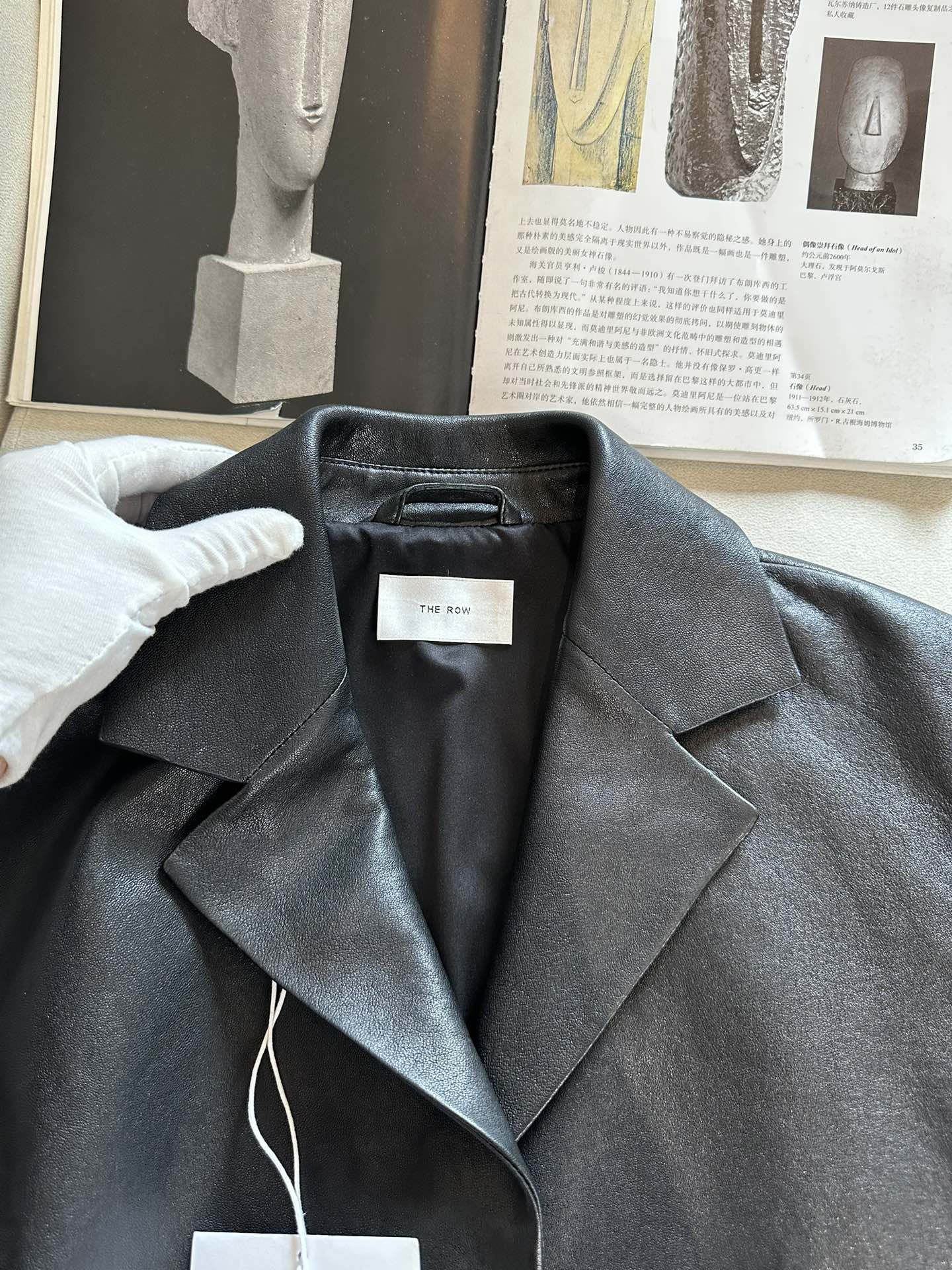 Куртка женская в стиле The Row из натуральной кожи чёрного цвета с минималистичным кроем