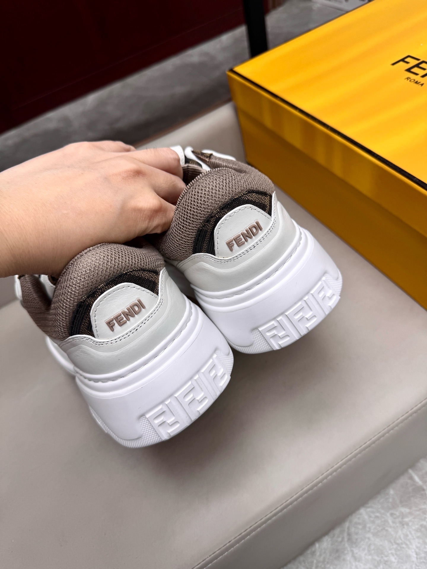 Кроссовки мужские в стиле Fendi белого цвета с бежевыми акцентами