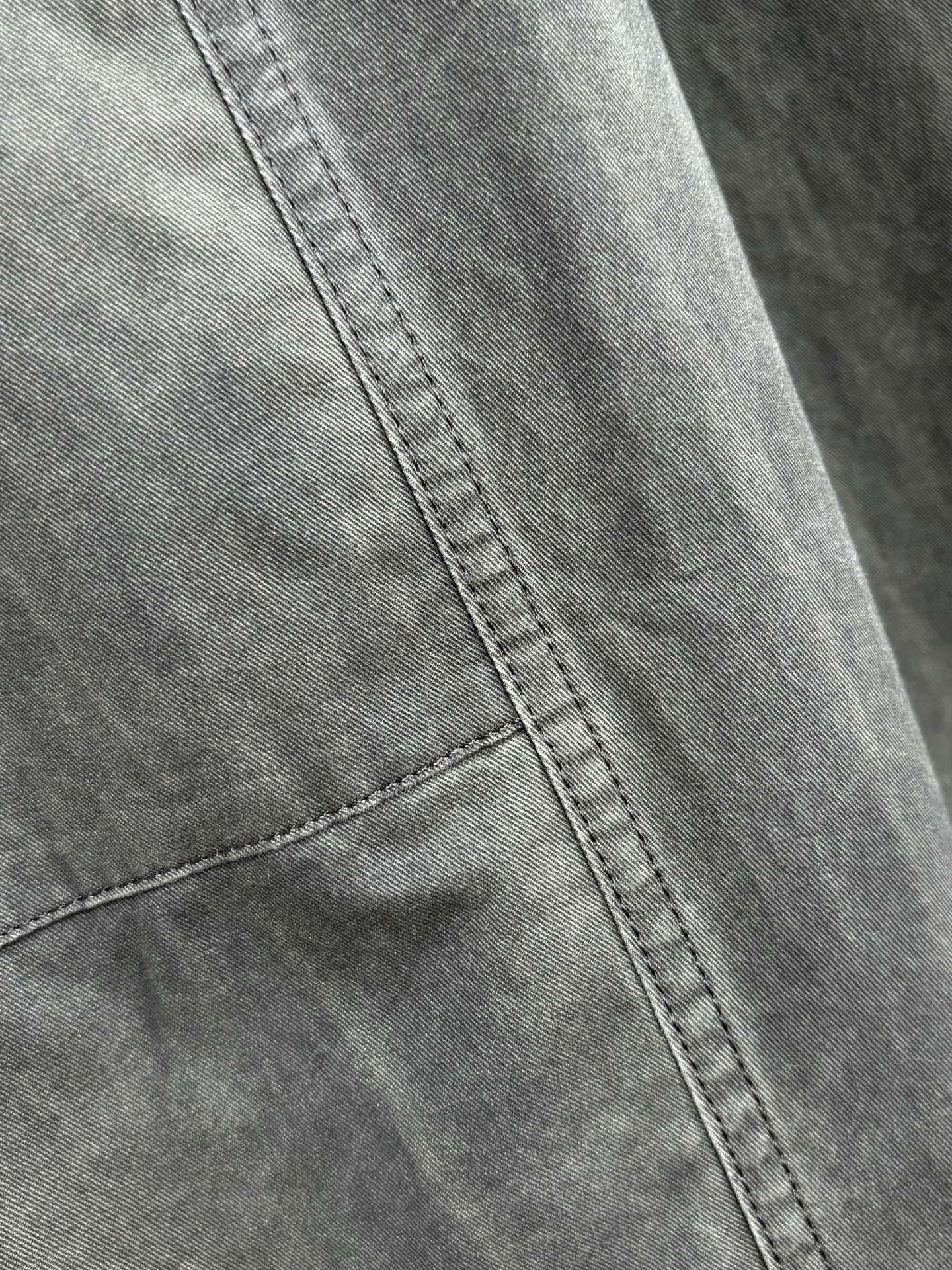 Брюки мужские Bottega Veneta из хлопкового твила армейского зелёного цвета с варёной обработкой
