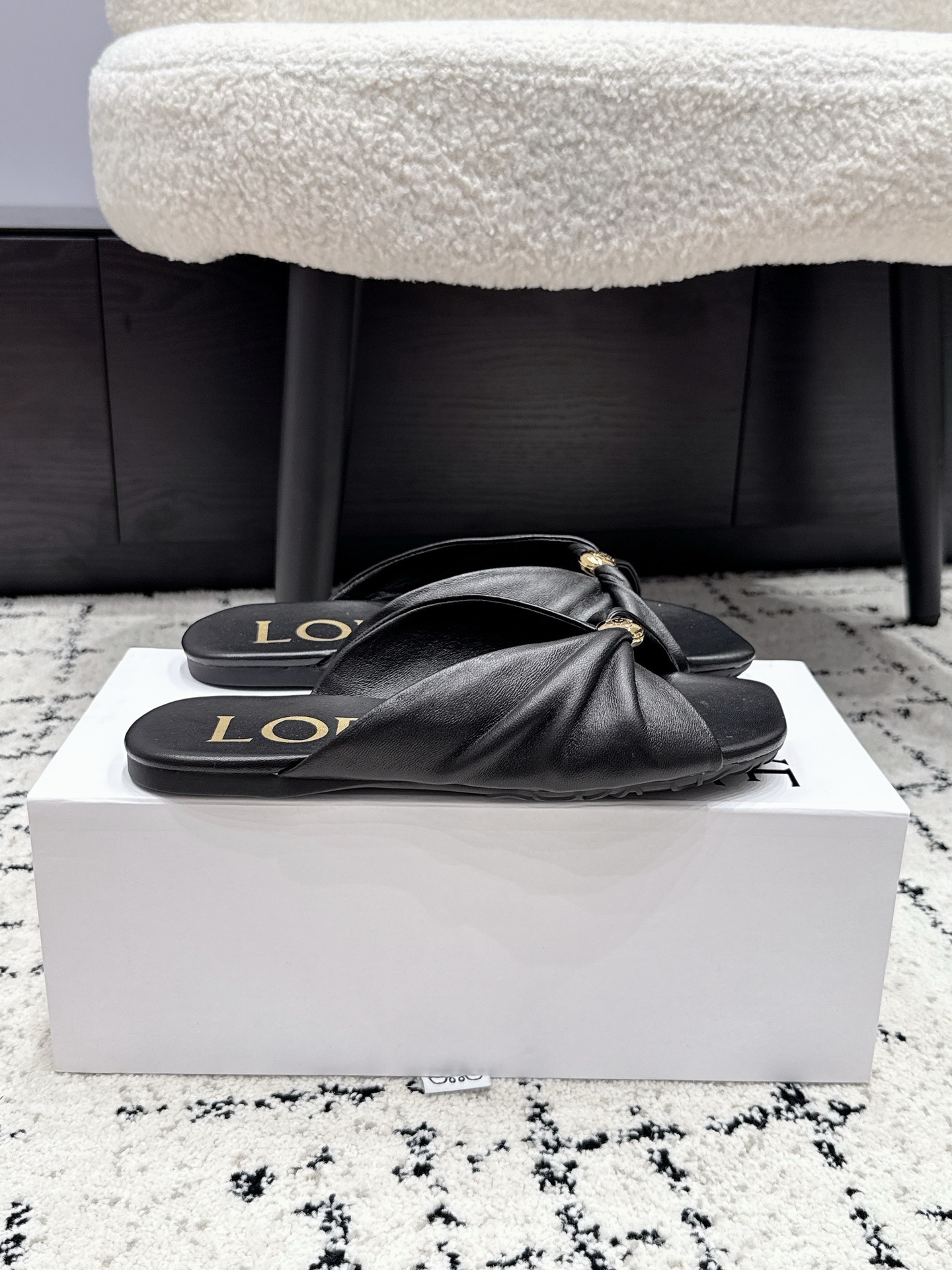 Мюли женские Loewe Pebble Soft Slide чёрного цвета