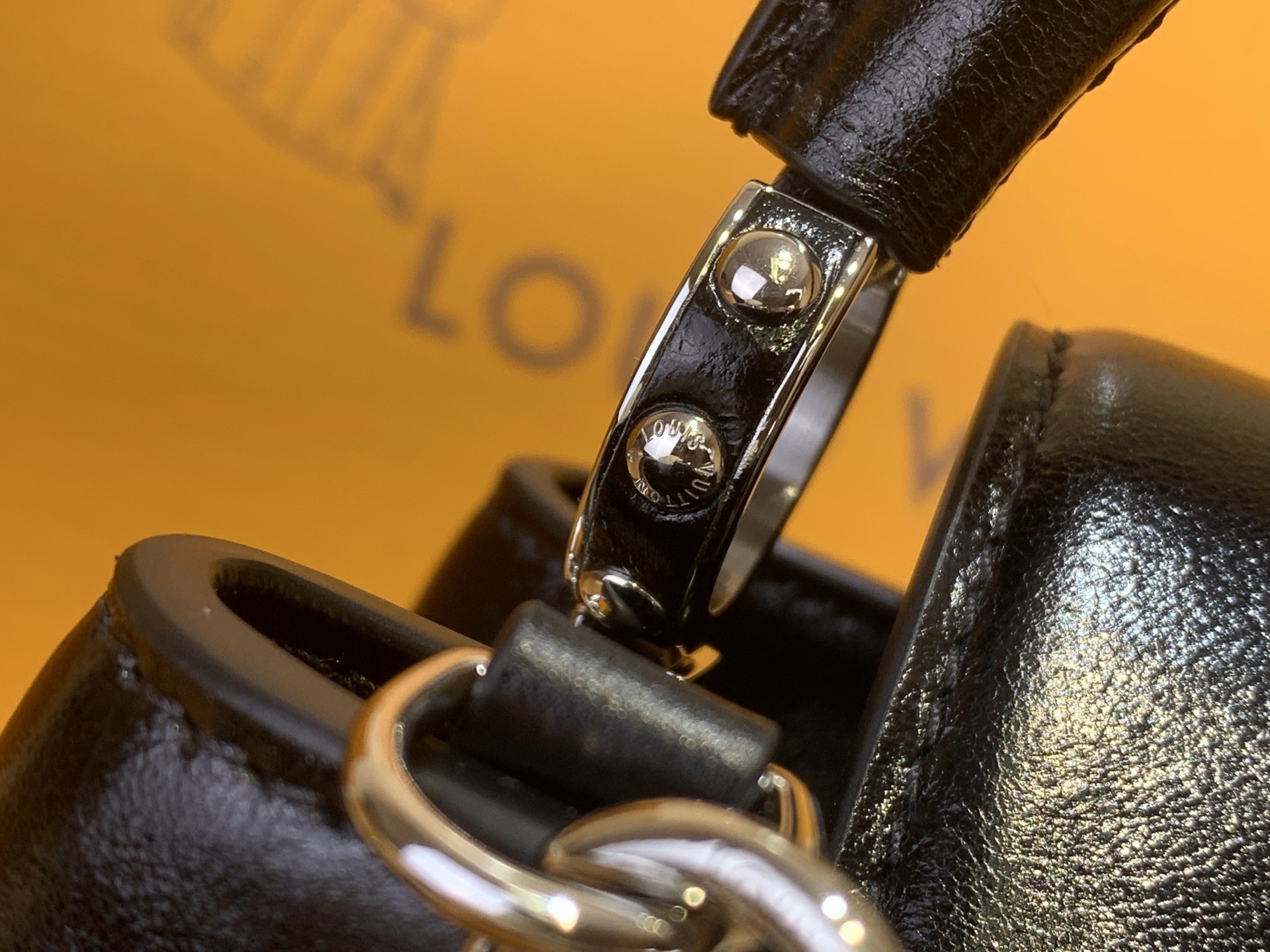 Сумка женская в стиле Louis Vuitton Capucines East-West mini с цепочкой