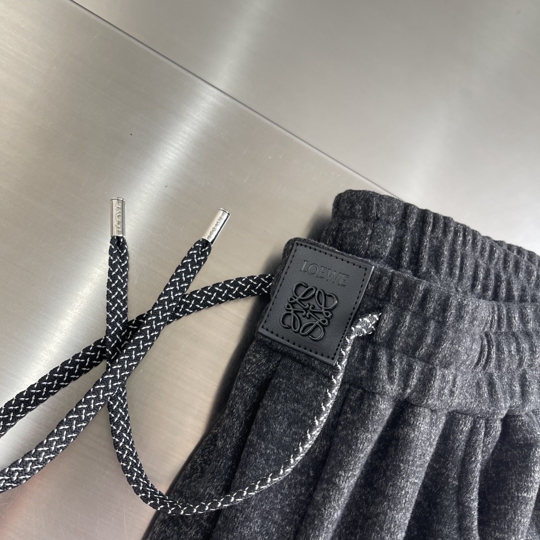 Брюки мужские в стиле LOEWE из шерстяной ткани чёрного цвета 