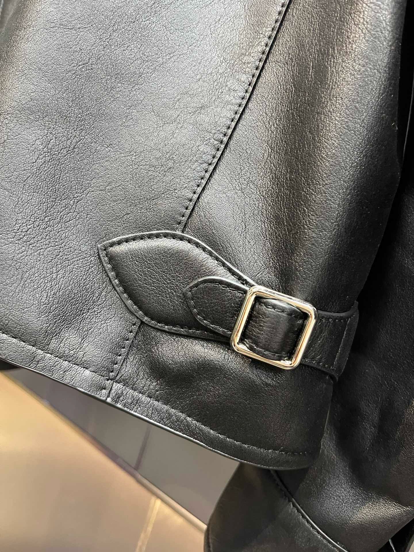 Куртка мужская Berluti чёрного цвета с отложным воротником и ремешками по низу