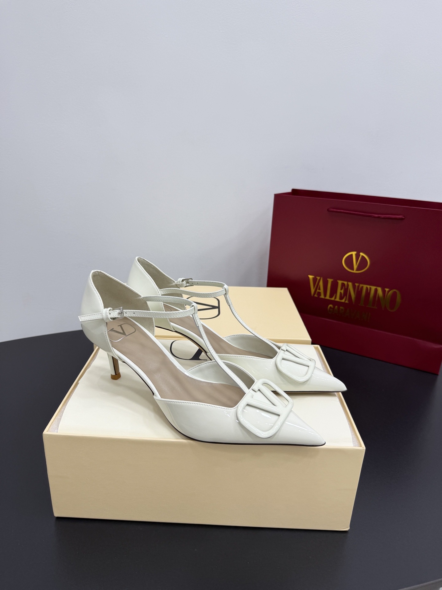 Туфли женские в стиле Valentino VLogo из лаковой натуральной кожи белого цвета