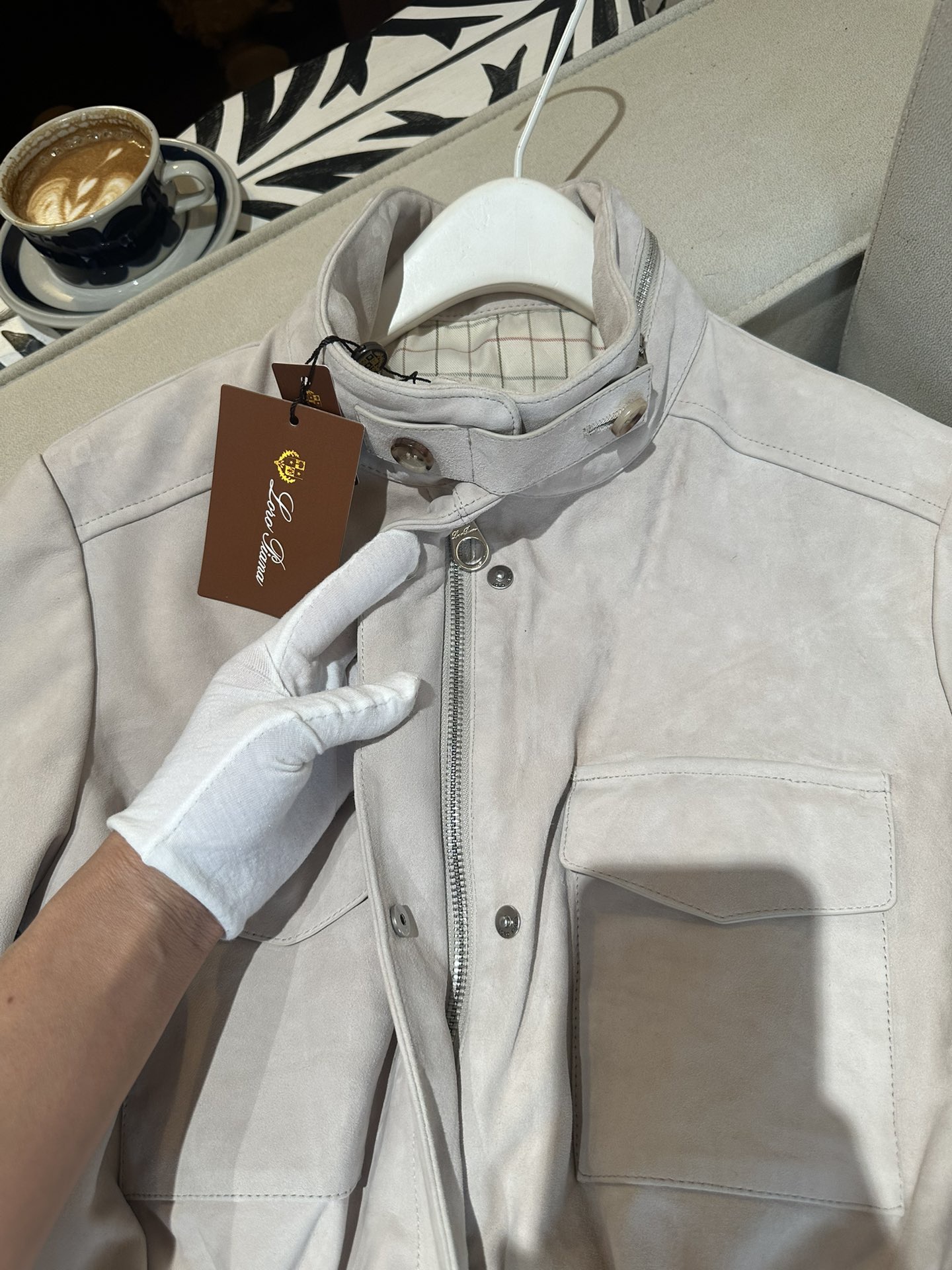 Куртка женская в стиле Loro Piana из натуральной замши светло-бежевого цвета с поясом