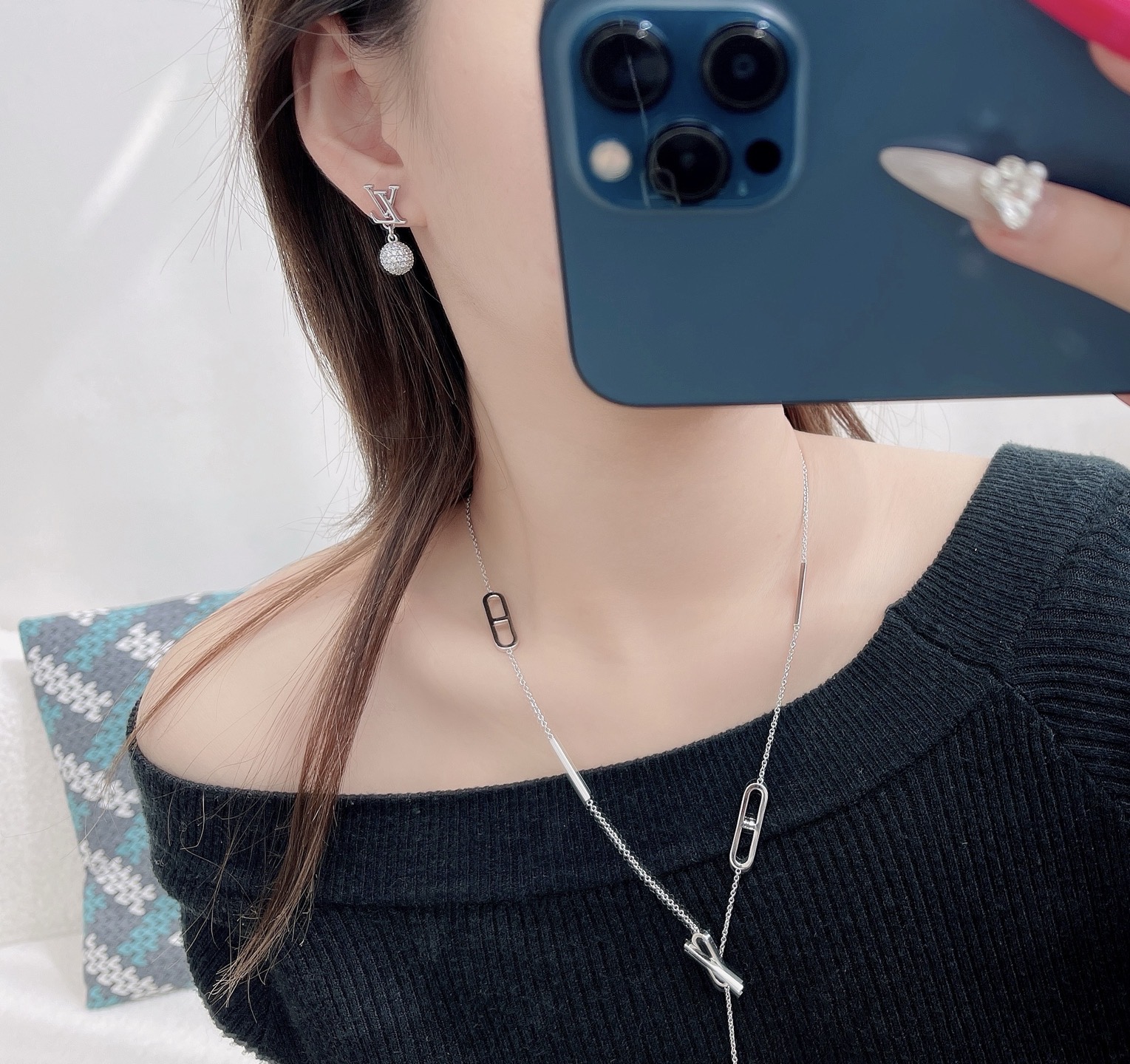 Серьги женские в стиле Louis Vuitton Iconic Louisa Strass