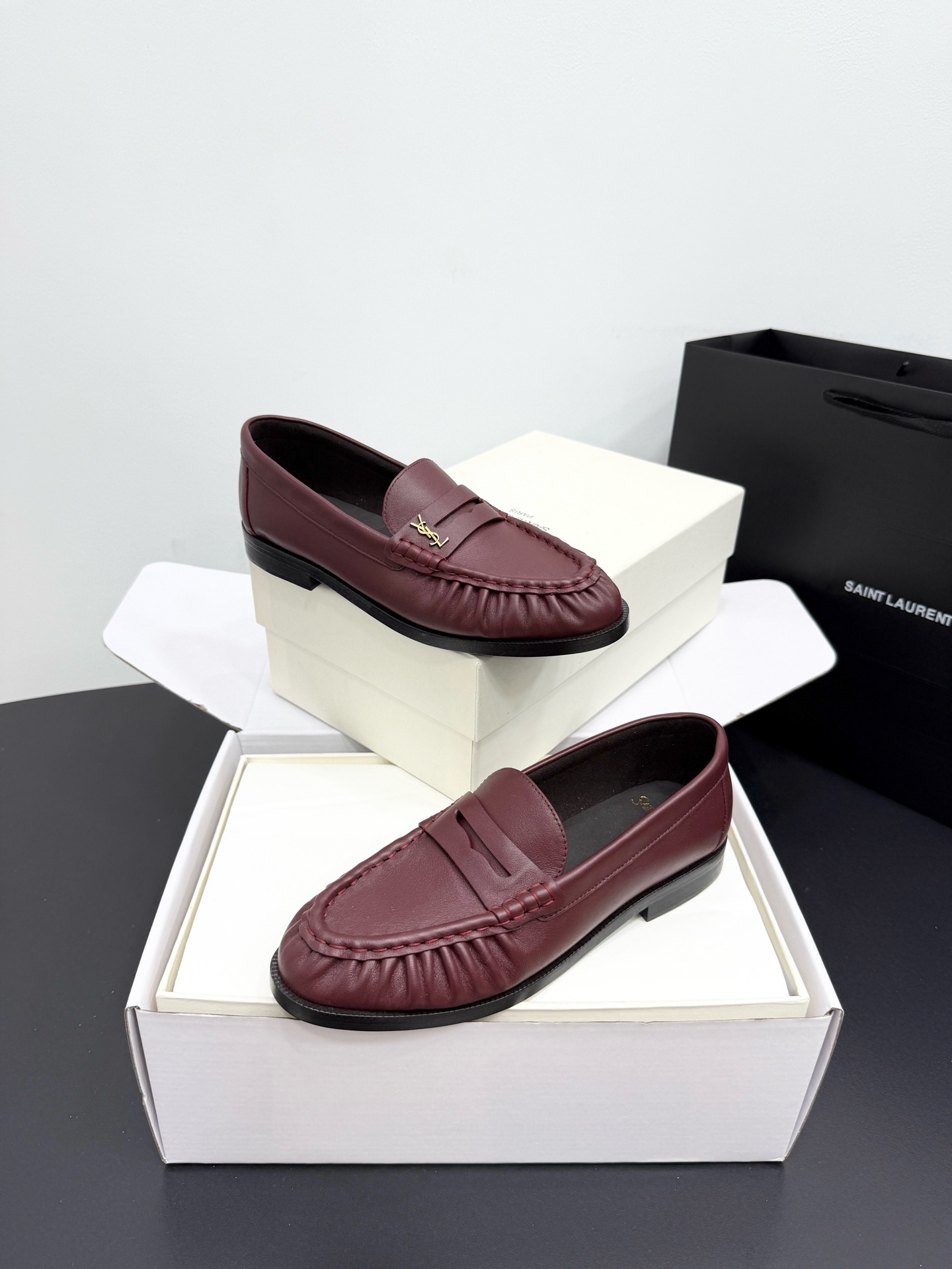 Лоферы женские в стиле Saint Laurent Le Loafer бордового цвета