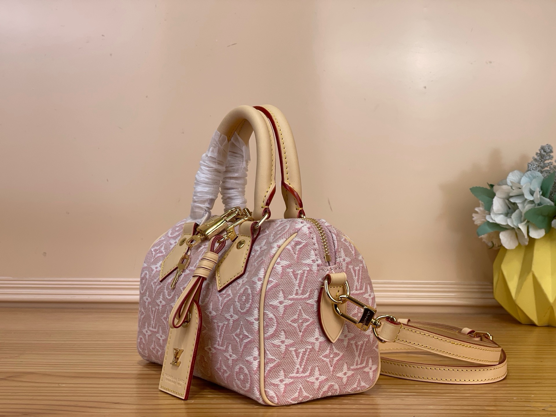Сумка женская Louis Vuitton Speedy Bandoulière 20 розового цвета