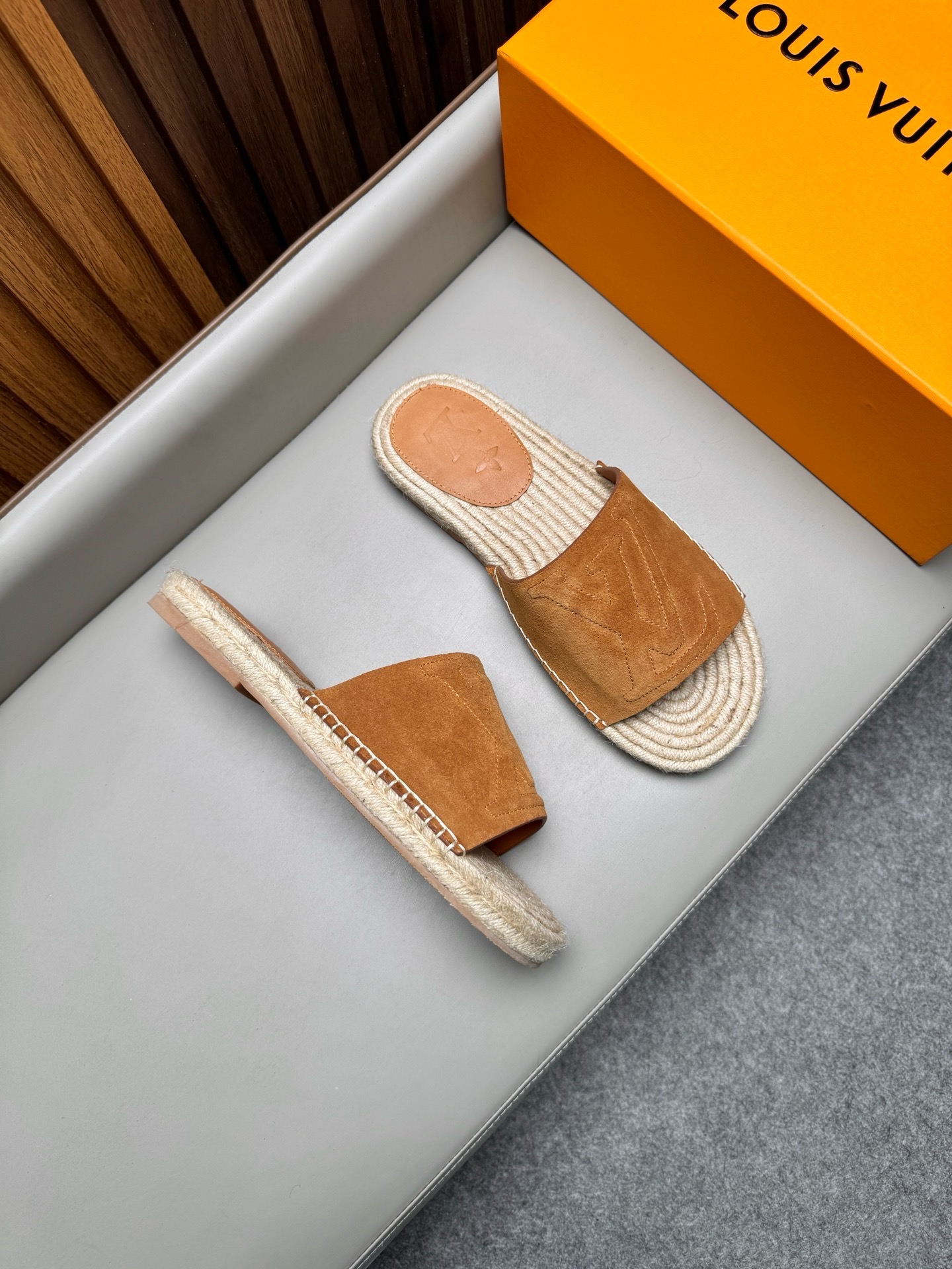 Шлёпанцы мужские в стиле Louis Vuitton из натуральной замши рыжего цвета