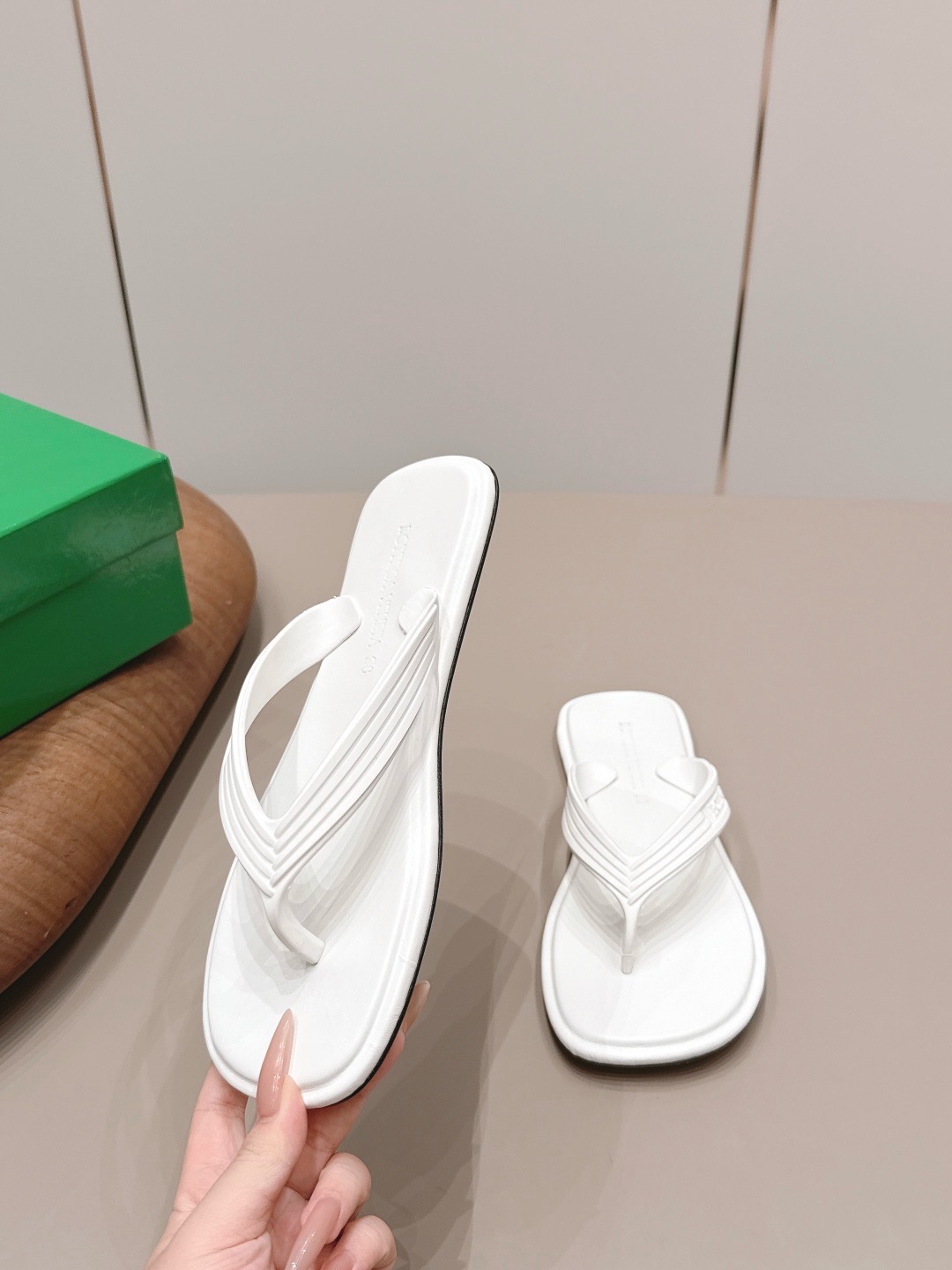 Шлепанцы женские в стиле Bottega Veneta A26 из гладкого PU со стелькой из натуральной кожи белого цвета