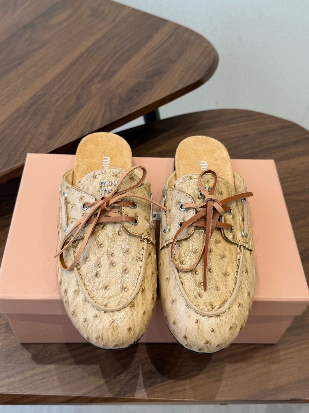 Мюли женские Miu Miu бежевого цвета