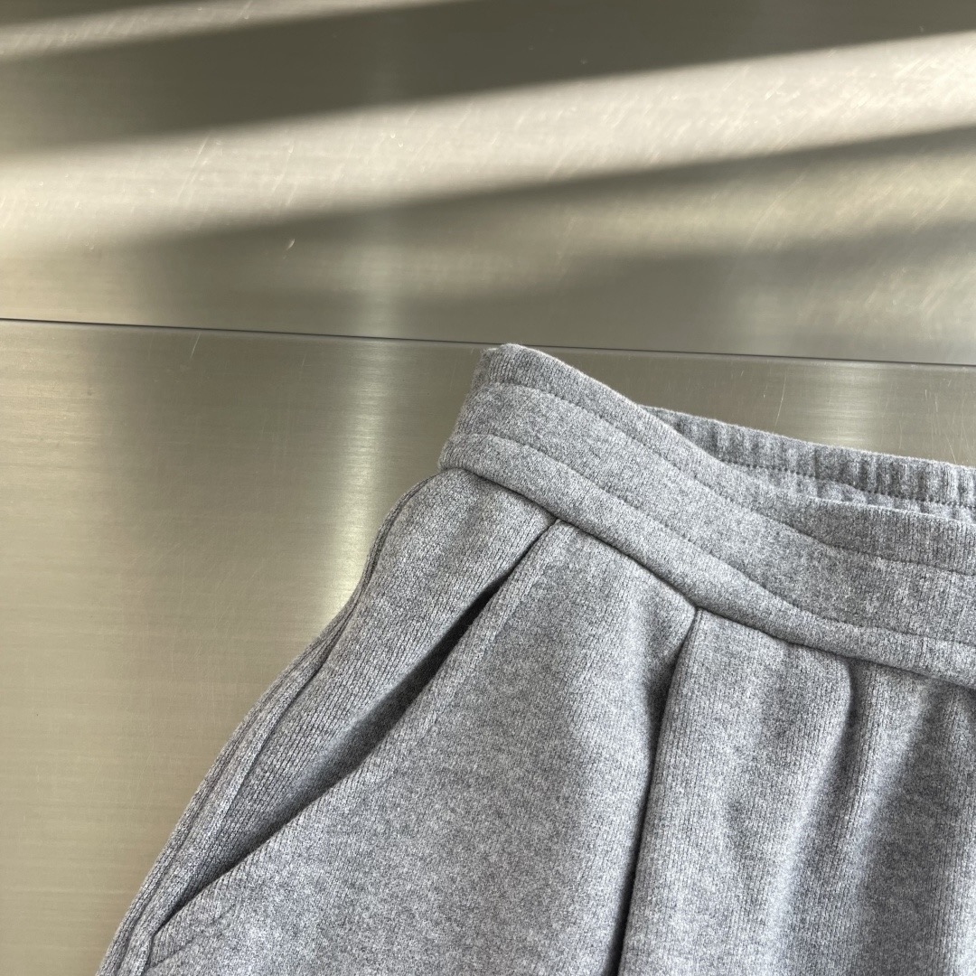 Брюки утеплённые мужские в стиле MM6 Maison Margiela из трикотажа серого цвета с флисовой подкладкой