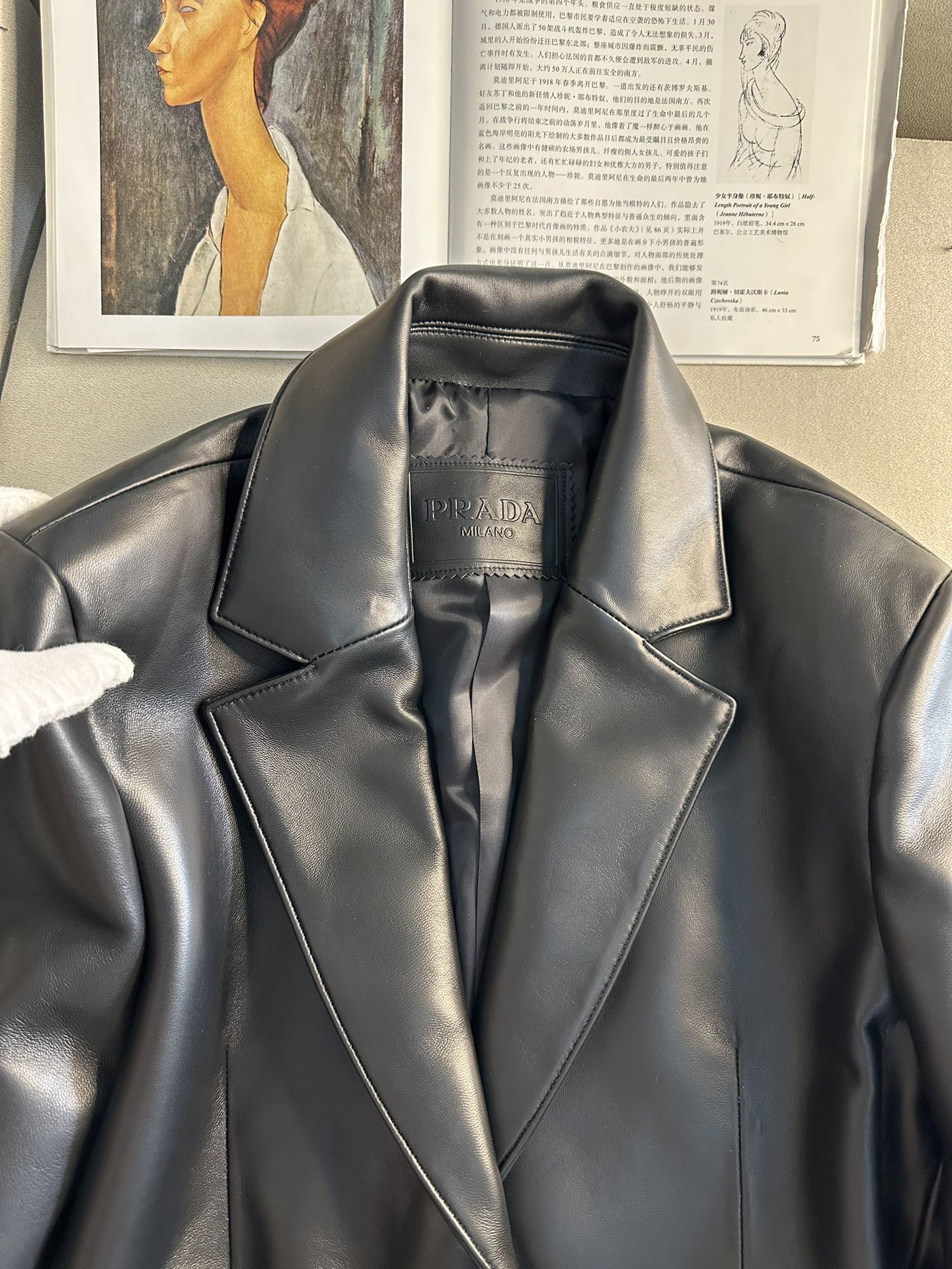 Куртка женская в стиле Prada из натуральной кожи чёрного цвета с классическим кроем