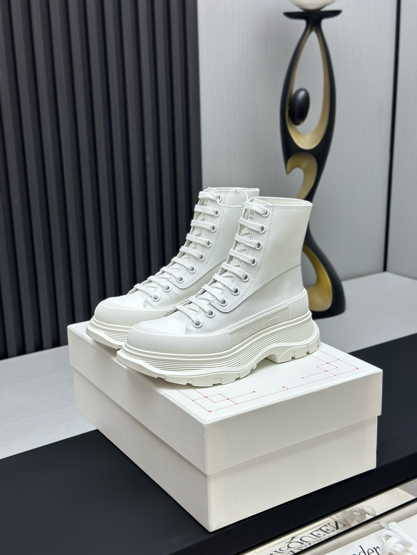 Кеды в стиле Alexander McQueen белого цвета